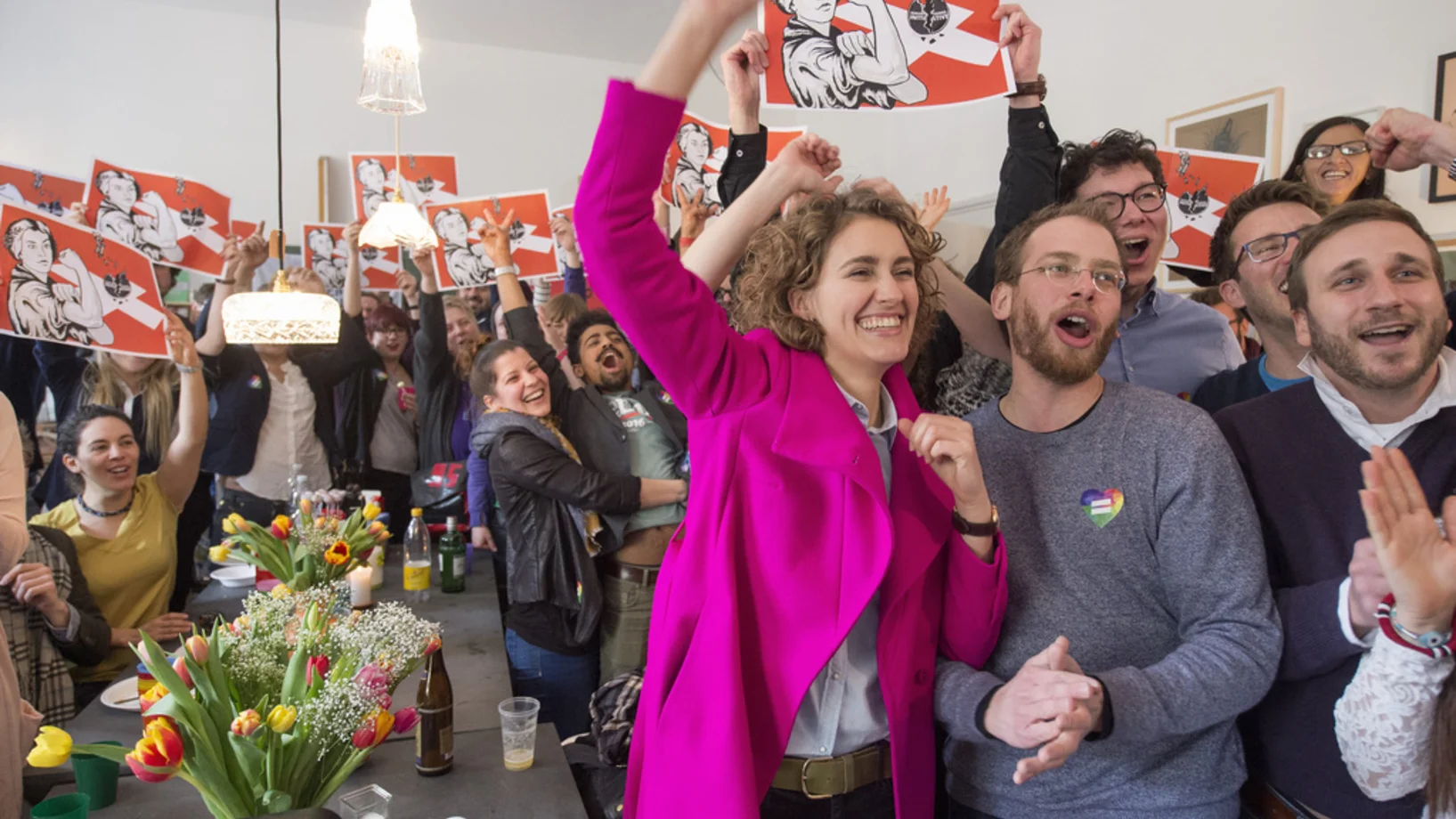 Blamage für die SVP, Jubel bei den Gegnern der Durchsetzungsinitiative. Im Bild Flavia Kleiner vom NGO-Komitee mit Gleichgesinnten in Bern. (Foto: Keystone/Lukas Lehmann)