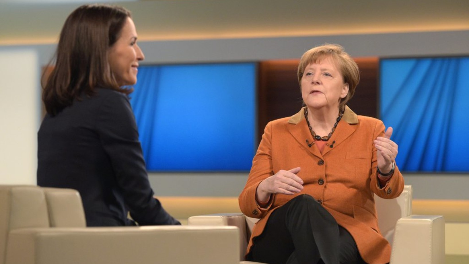 Anne Will und Angela Merkel am Sonntagabend, 28. Februar (Foto: Keystone/EPA/Rainer Jensen)
