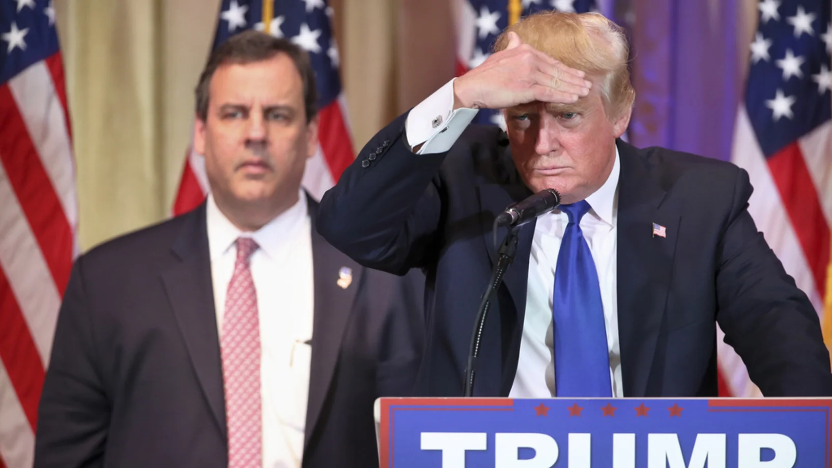 Donald Trump und Hillary Clinton triumphieren am Super Tuesday. Erwarungsgemäss. Trump befindet sich bereits auf einer Wahlkampftournee in Florida, wo in 14 Tagen gewählt wird. Das Bild zeigt ihn in Palm Beach zusammen mit Chris Christie, dem Gouverneur von New Jersey, der sich auf Trumps Seite geschlagen hat. (Foto: Keystone/AP/Andrew Harnik)
