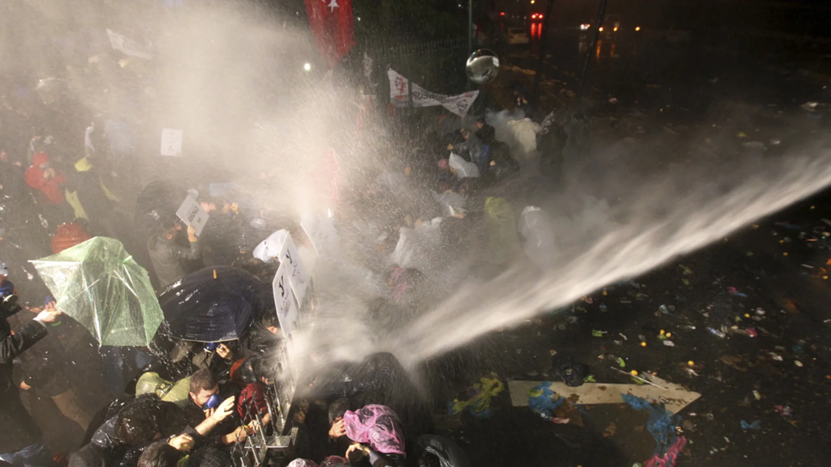 Auch am Samstag früh setzt die Polizei Wasserwerfer und Tränengas gegen Demonstranten ein, die vor der Redaktion der konfiszierten Zeitung "Zaman" demonstrieren. (Foto: Keystone/AP)