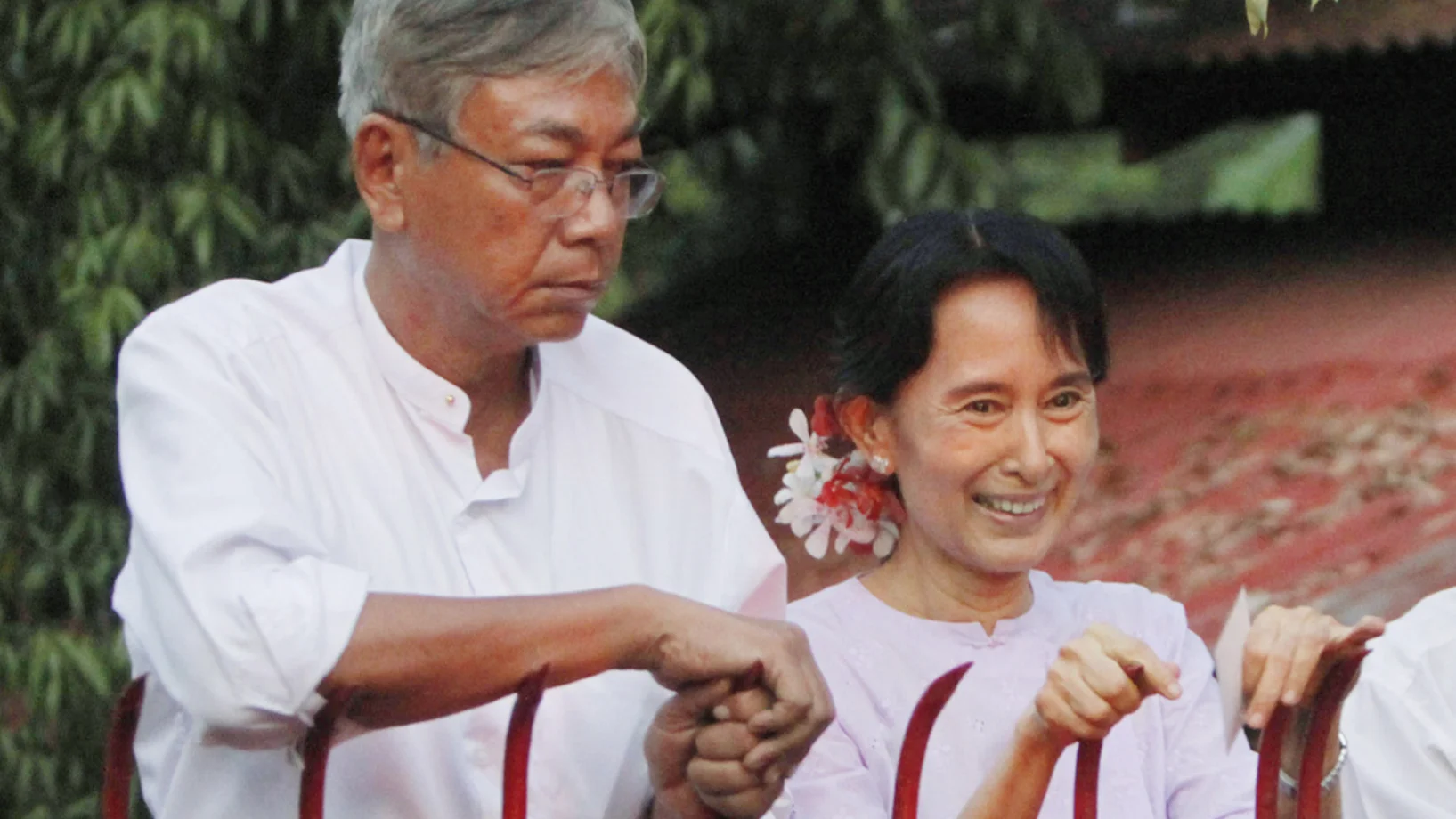 Schulfreunde: Wird er der nächste Präsident von Myanmar? Das Archivbild aus dem Jahr 2010 zeigt Htin Kyaw mit seiner Vertrauten und Demokratie-Ikone Aung San Suu Kyi. (Foto: Keystone/AP)


