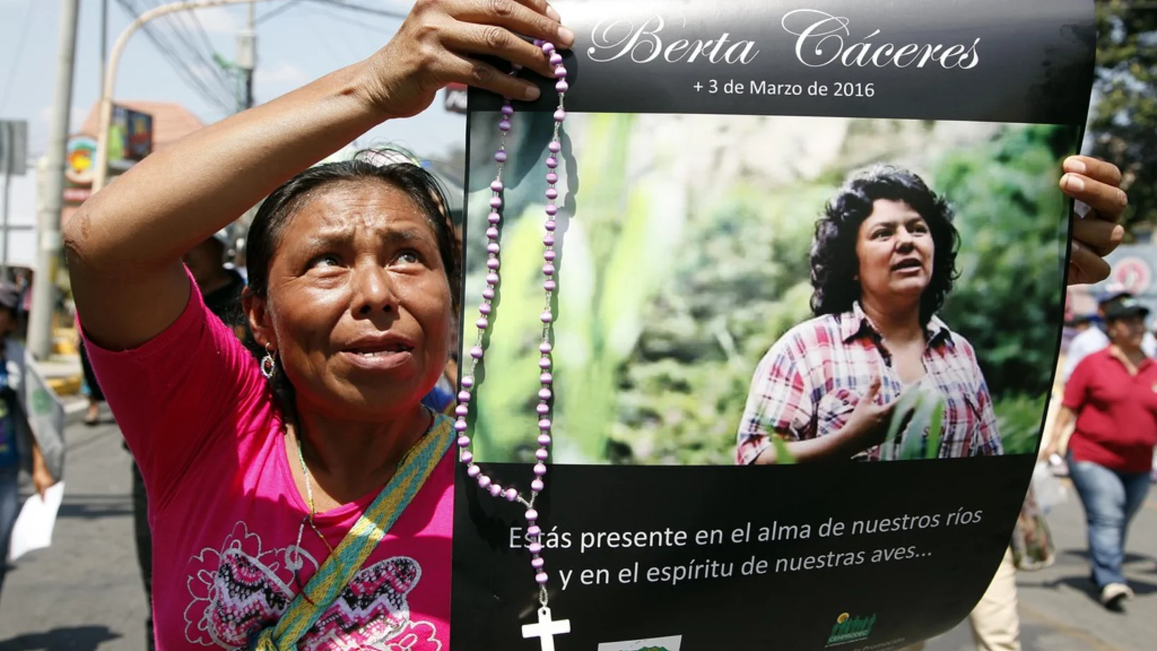 Bei einem Protestmarsch in Tegucigalpa am 16. März hält eine Frau das Bild der ermordeten Berta Cáceres. (Foto: Keystone/AP, Fernando Antonio)