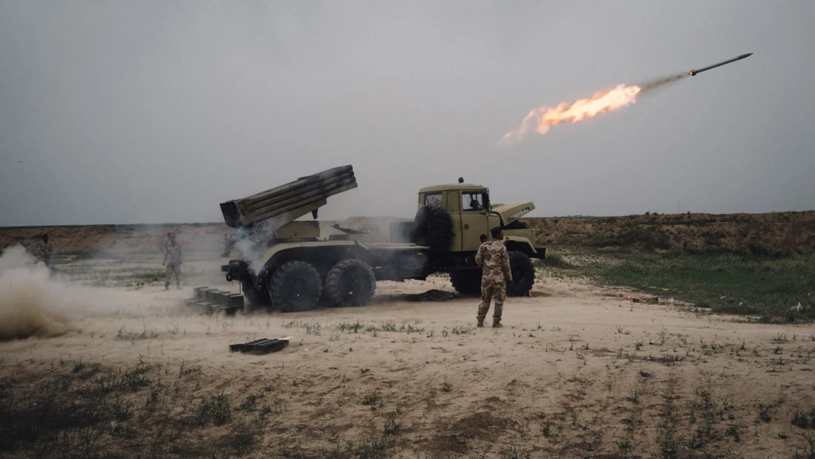 Die irakische Armee feuert bei Makhmour, 75 Kilometer östlich von Mosul, eine Rakete ab. Ein Armeesprecher erklärte, die lange erwartete Operation zur Rückeroberung der nordirakischen Stadt Mosul vom IS habe begonnen. (Foto: Keystone/AP, Alice Martins)
