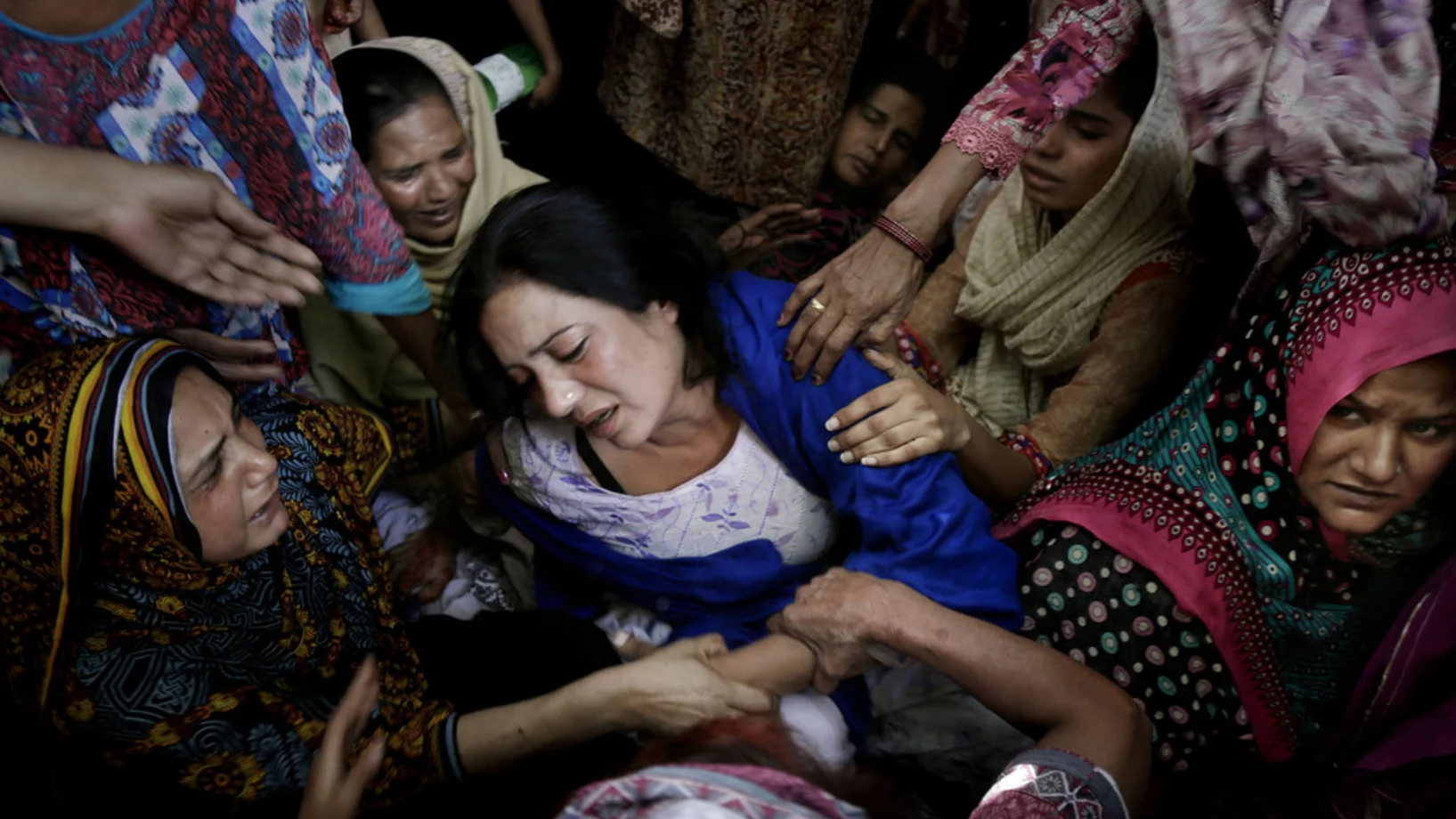 Frauen trösten eine Mutter, deren Sohn bei dem Attentat vom Ostersonntag in Lahore ums Leben gekommen ist. (Foto: Keystone/AP/K.M. Chaudary)  