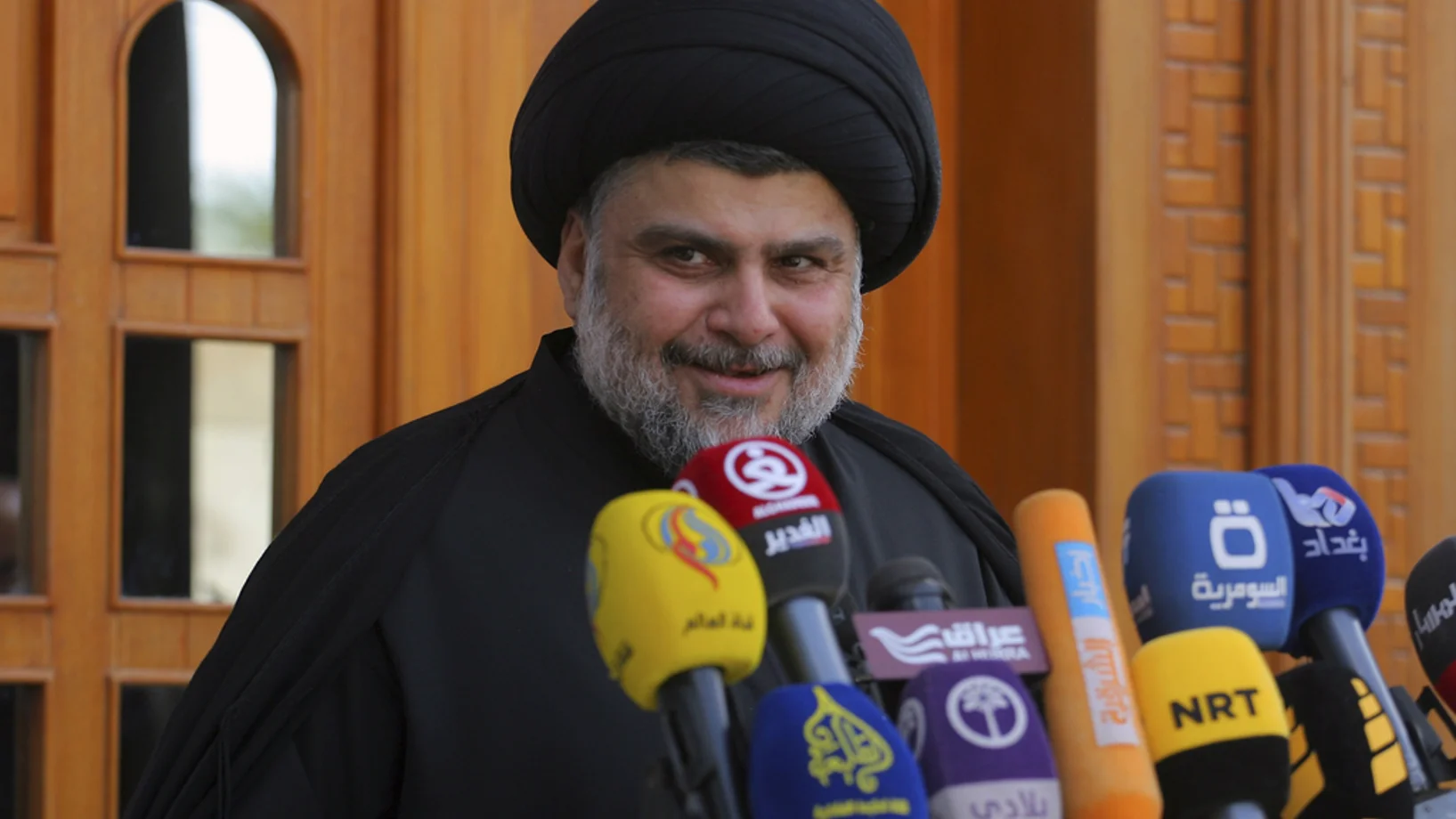 Der schiitische Geistliche al-Sadr während einer Pressekonferenz am Samstag in Najaf (Foto: Keystone/AP/Karim Kadim)