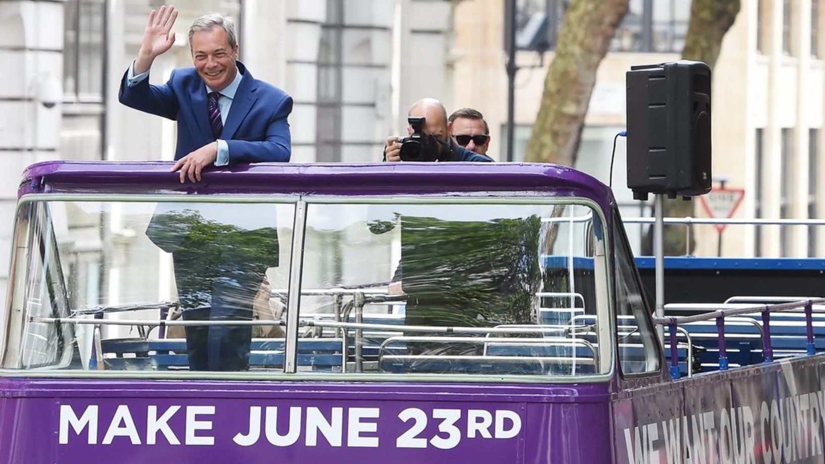Nigel Farage, der Führer der britischen "United Kingdom Independence Party" (UKIP) hat am Freitag seine Bus-Tour durch Grossbritannien begonnen. Er wirbt für einen Austritt des Landes aus der EU. (Foto: Keystone/EPA/Facundo Arrizabalaga)
