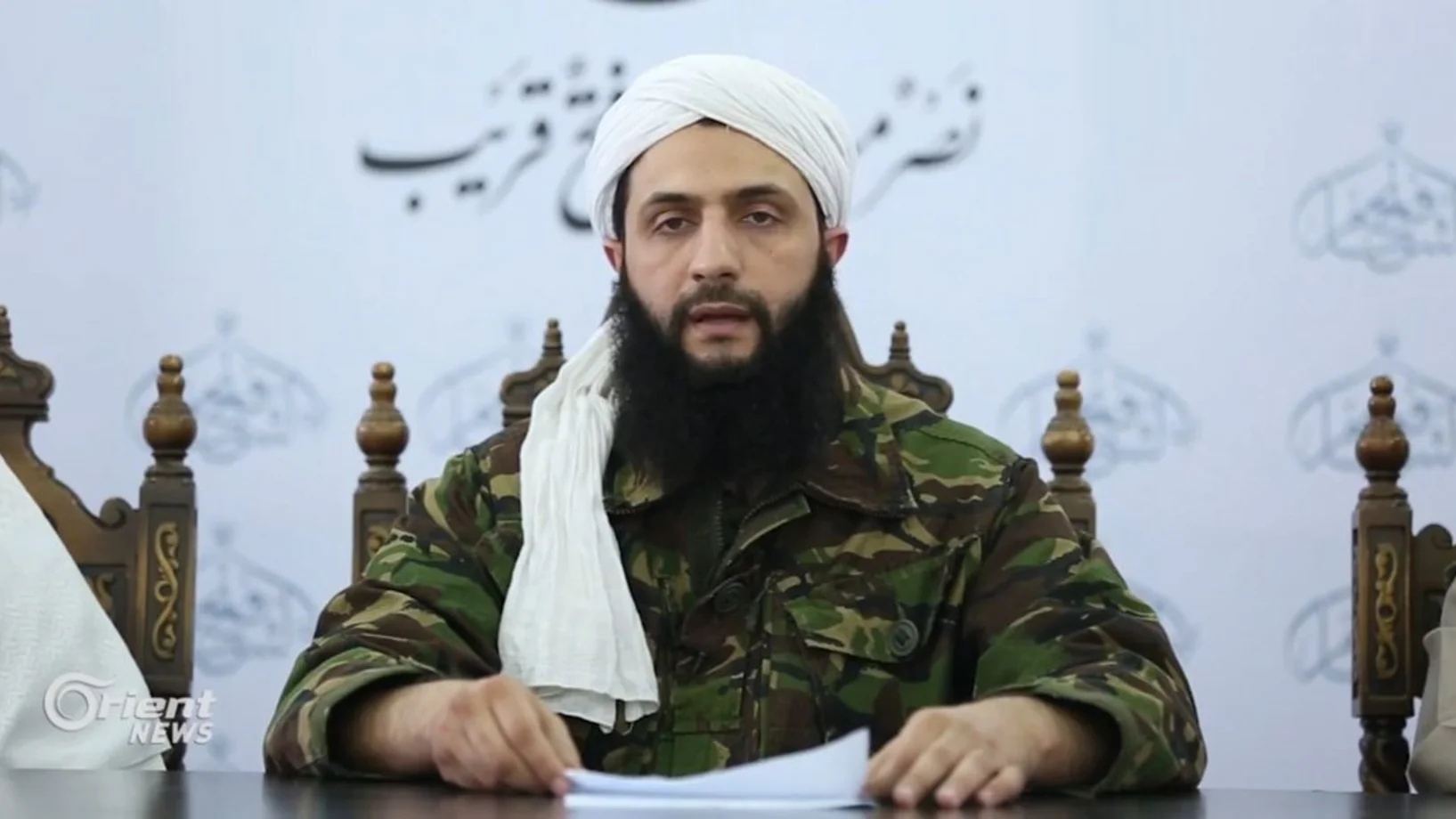 Muhammed al-Golani, der Chef der Nusra-Front, gibt am Orient News TV die Trennung der Front von al-Kaida bekannt. (Foto: Keystone/EPA/Orient News TV)