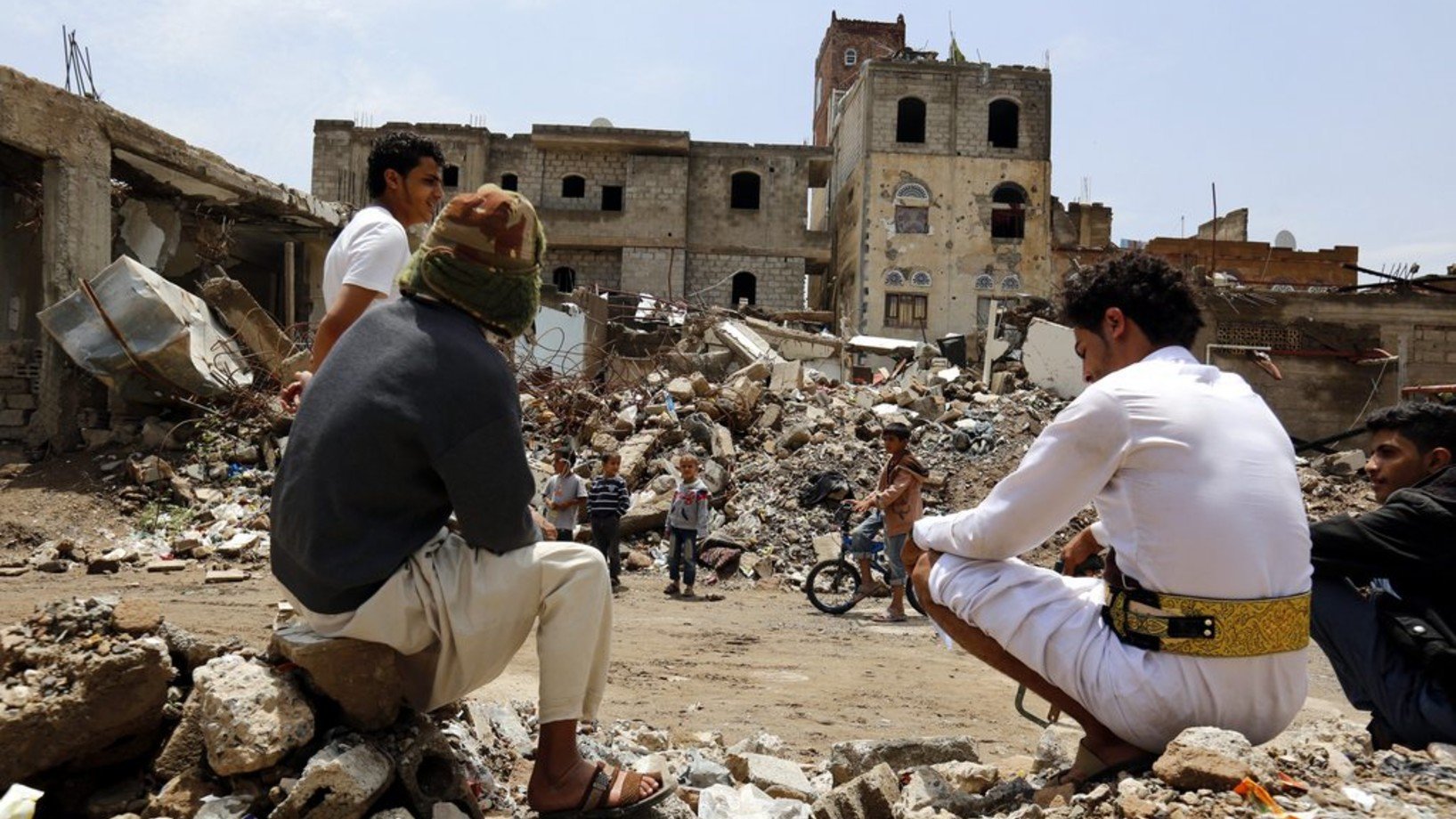 Ein Vorort der jemenitischen Hauptstadt Sanaa, fotografiert am 3. August nach einem saudischen Angriff. (Foto: Keystone/EPA/Yahya Arhab)