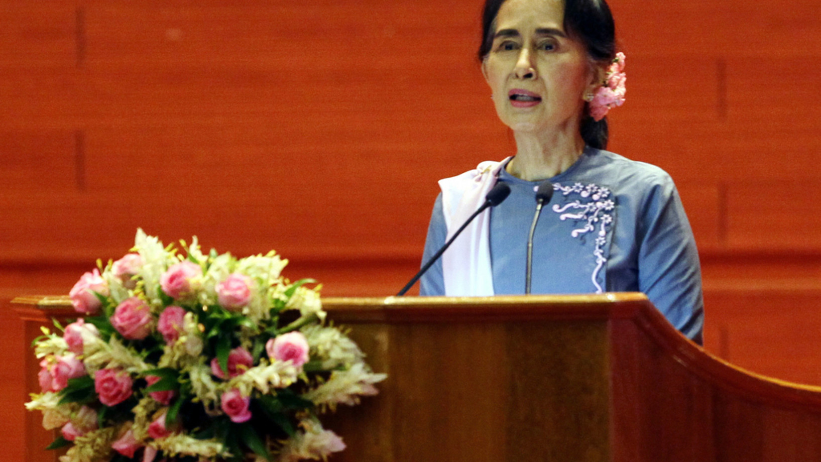 Myanmars Aussenministerin Aung San Suu Kyi am Samstag an der Friedenskonferenz im "Myanmar International Convention Centre" in Naypyitaw. (Foto: Keystone/AP/Aung Shine Oo)