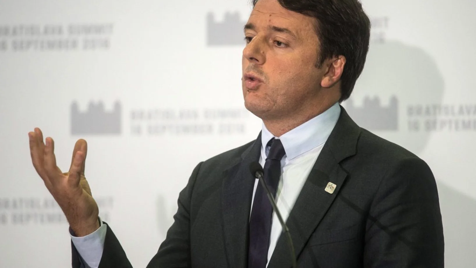 Renzi am Freitag in Bratislava vor den Medien - ohne Merkel und Hollande (Foto: Keystone/EPA/Filip Singer)
