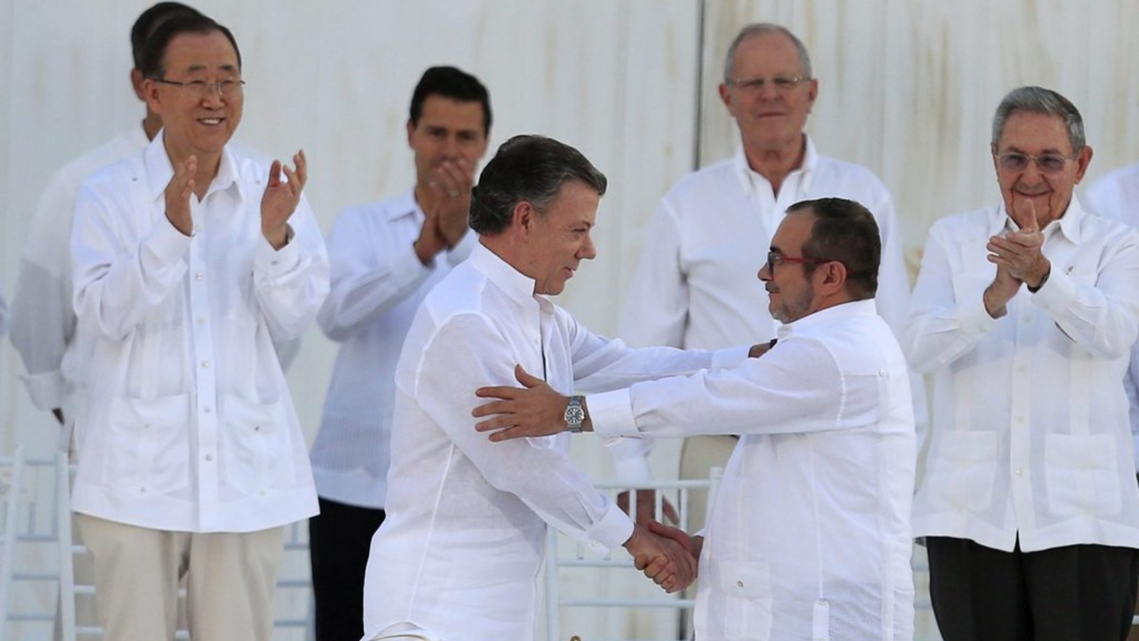 Der kolumbianische Präsident Juan Manuel Santos (vorne links) und Guerillaführer "Timochenko". Links Ban Ki-Moon, rechts Raúl Castro (Foto: Keystone/EPA/Mauricio Duenas Castaneda)

