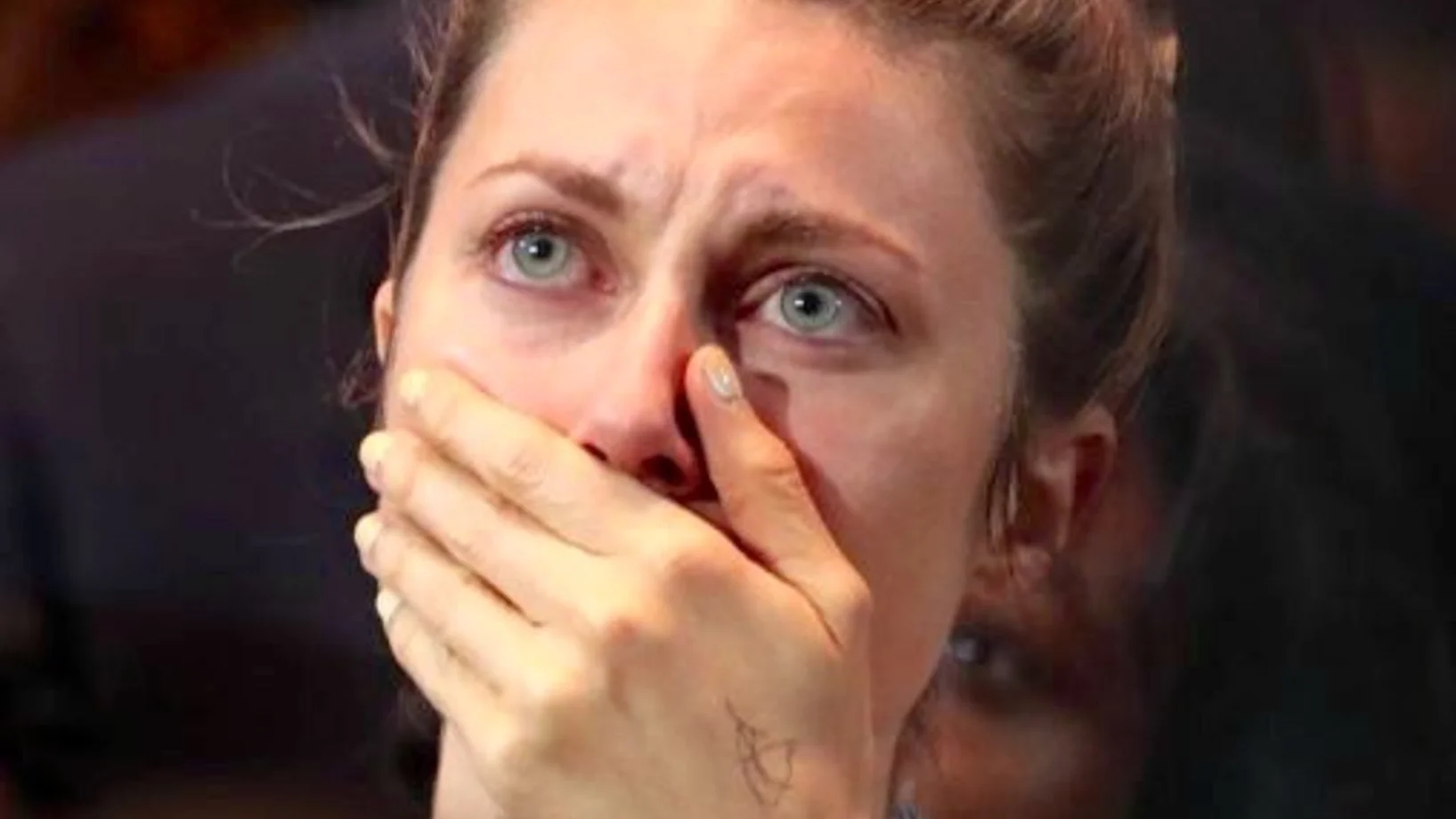 Eine Demokratin verfolgt die amerikanische Präsidentschaftswahl auf einem Grossbildschirm im Jacob K. Javits Convention Center in New York (Foto: Keystone/EPA/Justin Lane)
