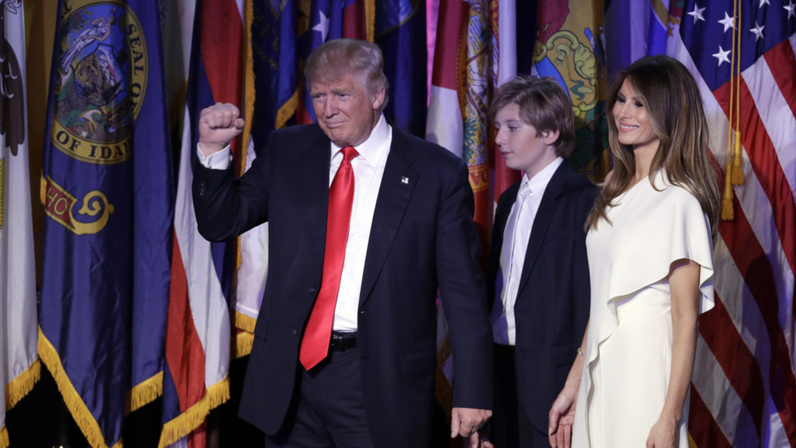 Trump nach seiner Dankesrede mit Sohn Barron und Frau Melania am Mittwoch früh (MEZ) in New York (Foto: Keystone/AP/John Locher)
