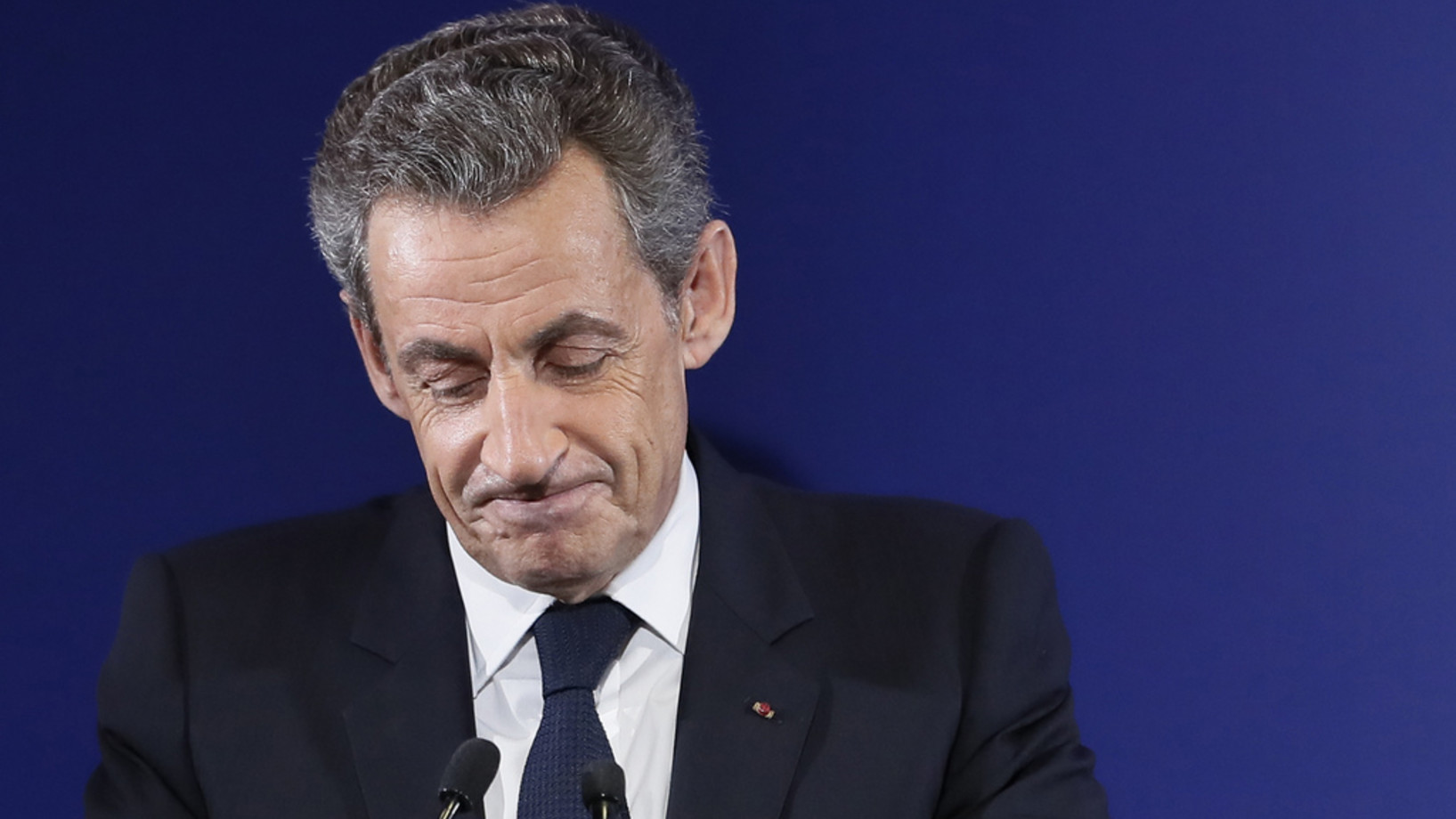 Nicolas Sarkozy, früherer Präsident und Bewerber für die Präsidentschaftskandidatur 2017, gesteht am 20. November in Paris seine Niederlage in den Vorwahlen der Partei „Les Républicains“ ein. (Foto: Keystone/AP EPA Pool, Ian Langsdon)