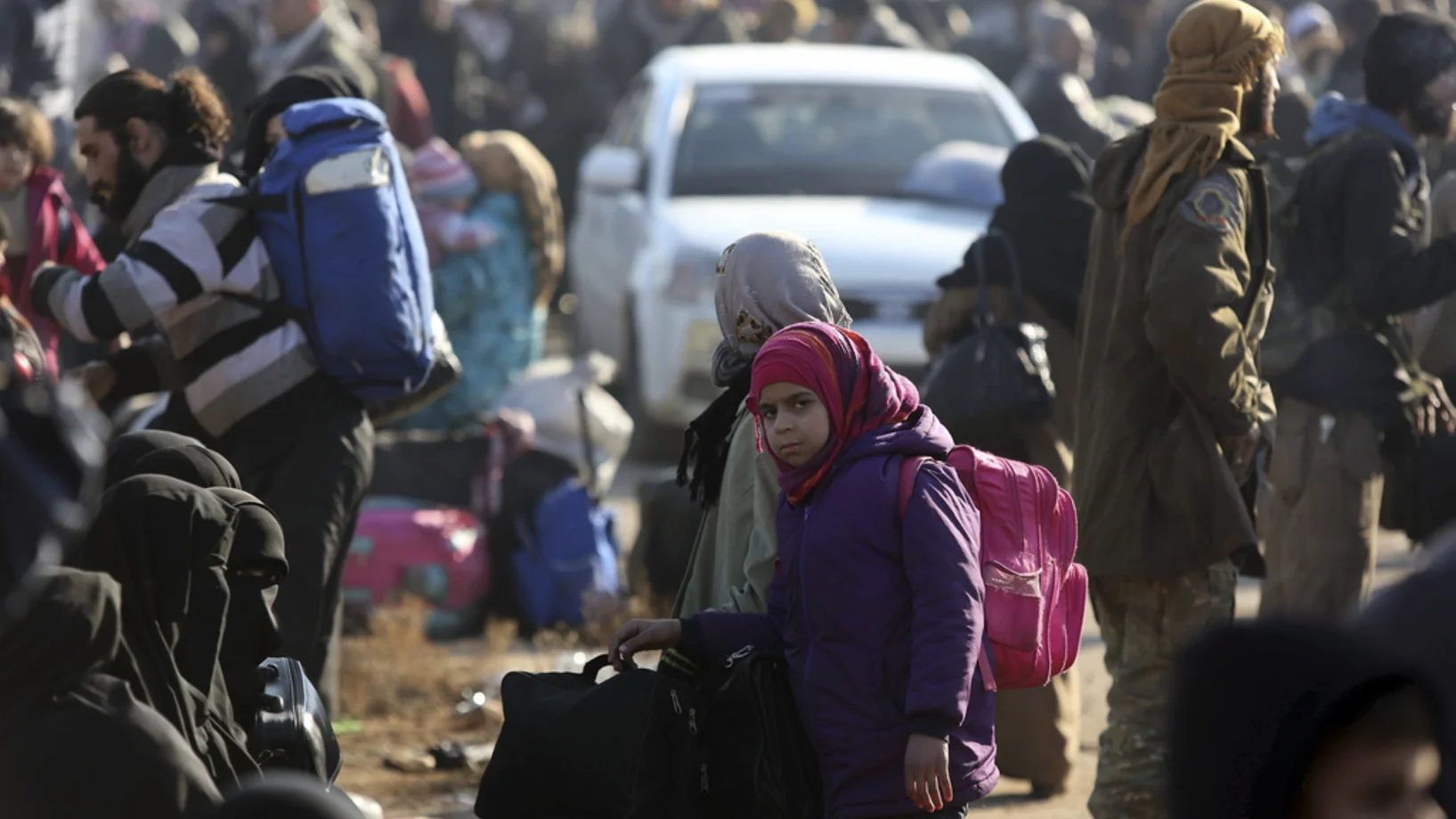 Evakuierte Syrer aus Aleppo kommen am frühen Montagmorgen während des Waffenstillstands in einem Flüchtlingslager in Raschidin nahe Idlib an. (Foto:Keystone/AP)