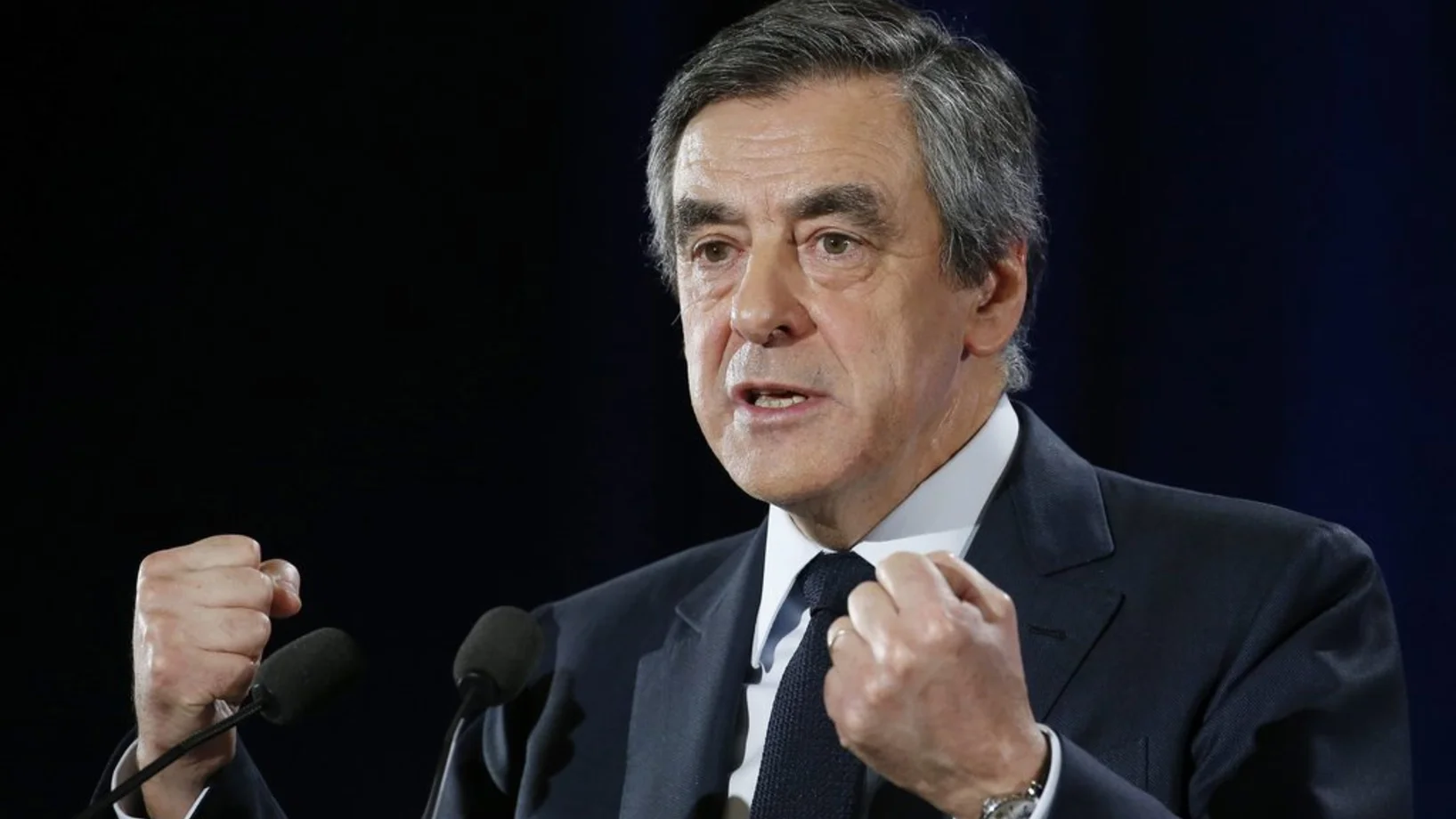 Mit geballten Fäusten: François Fillon am Donnerstag an einer Wahlveranstaltung in Charleville-Mezieres. (Foto: Keystone/EPA/Julien Warnand)
