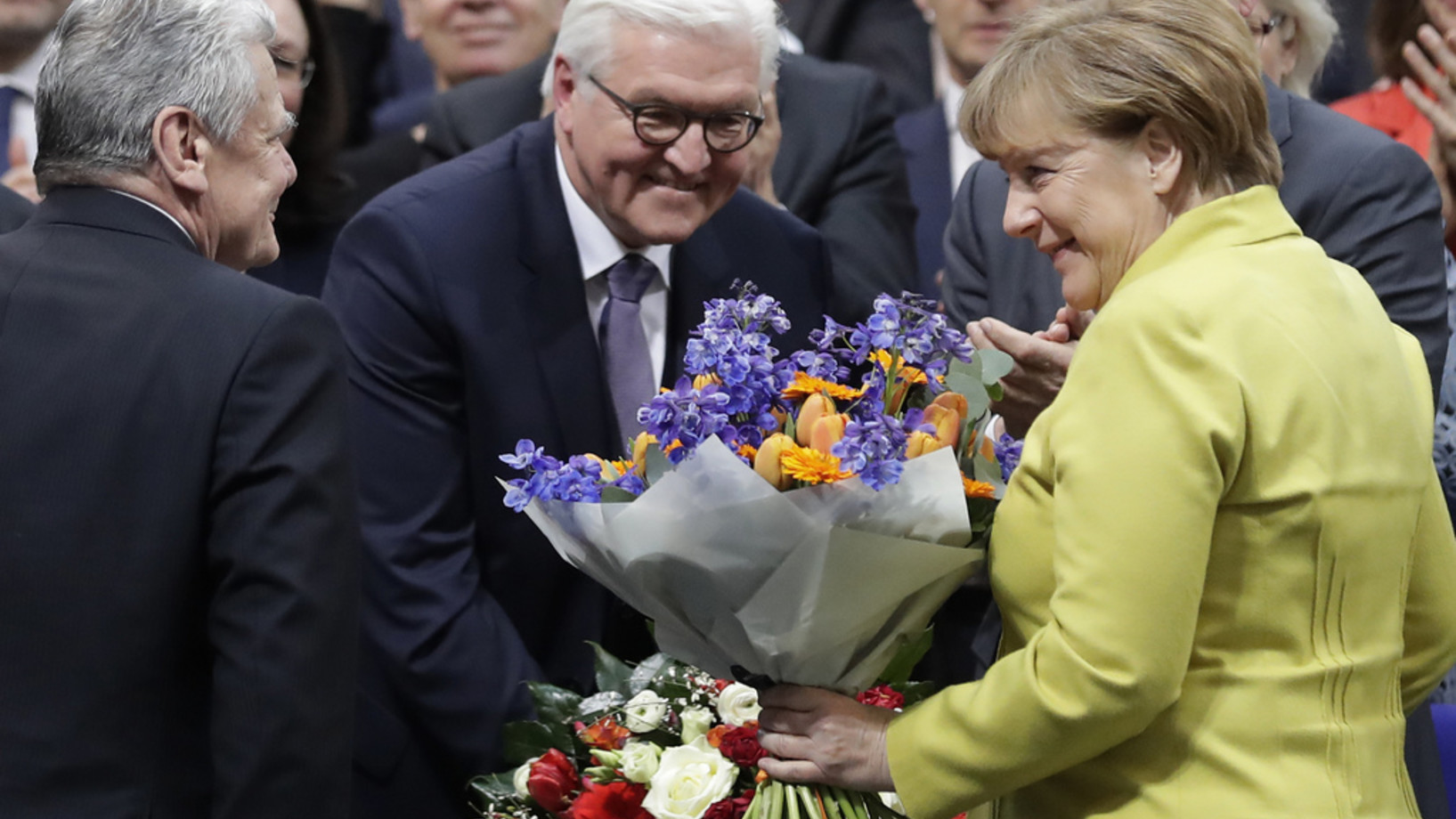 Steinmeier nach der Wahl. Links der abtretende Joachik Gauck, rechts Kanzlerin Angela Merkel (Foto: Keystone/AP/Markus Schreiber)
