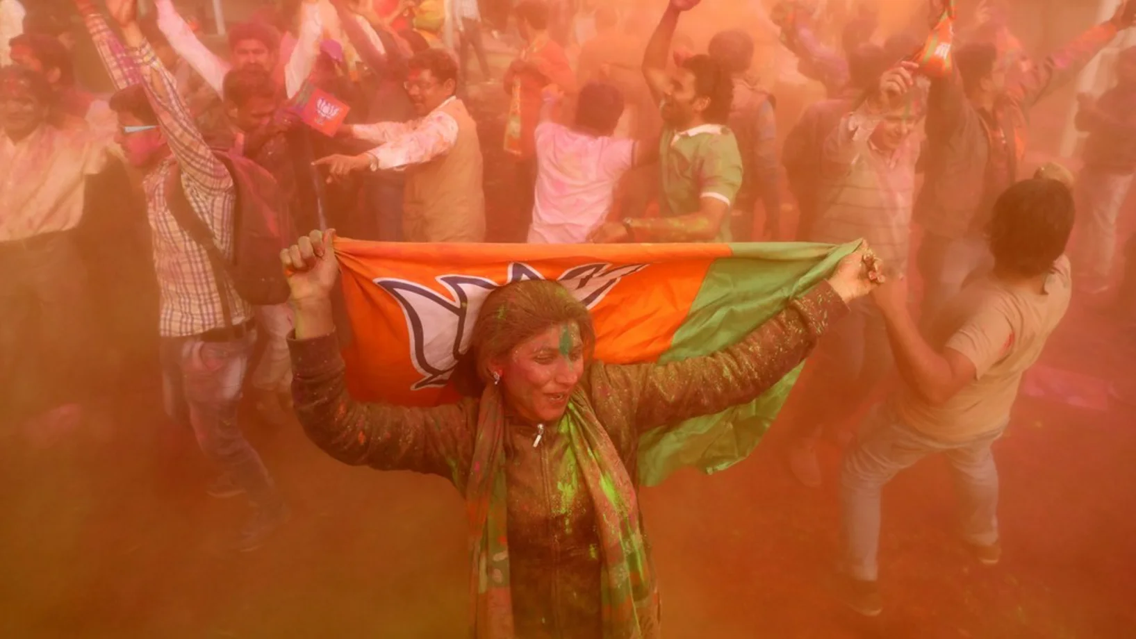 Anhänger der BJP, der Partei des Ministerpräsidenten Narendra Modi, feiern in New Delhi den Sieg bei den Wahlen für das Regionalparlament. (Foto vom 11. März, Keystone/EPA, Rajat Gupta)
