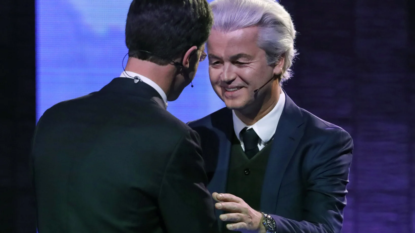 Charmante Todfeinde: Der niederländische Rechtspopulist Geert Wilders begrüsst am Montag den amtierenden Ministerpräsidenten Mark Rutte in der Erasmus Universität in Rotterdam vor dem ersten Fernsehduell der beiden. (Foto: Keystone/Yves Hermann/Pool/AP)