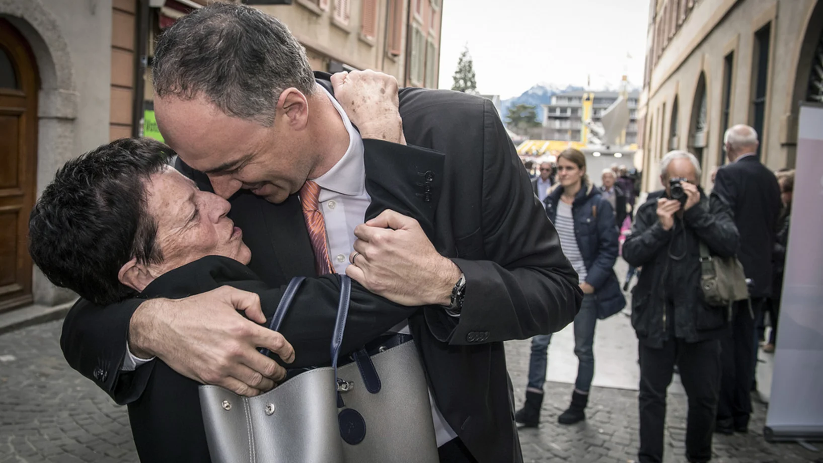 Darbellay mit seiner Mutter in den Strassen von Sitten nach Bekanntgabe des Ergebnisses. (Foto: Keystone/Olivier Maire)