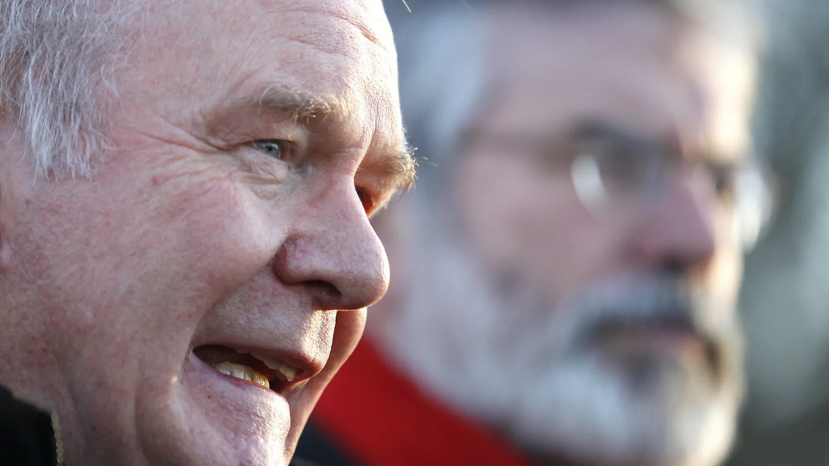 Martin McGuinness (links), Vize-Regierungschef Nordirlands, und Gerry Adams, Präsident der Sinn Fein Partei, sprechen bei einer Medienkonferenz in Belfast. McGuinness hatte als Anführer der separatistischen Untergrundkämpfer seine IRA von der Notwendigkeit eines Friedensprozesses überzeugt. Er starb am 21. März. (Foto vom 12. Dezember 2014, Keystone/AP, Peter Morrison)
