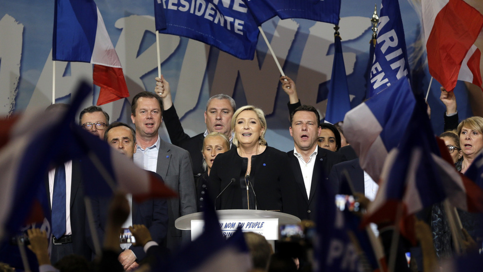Marine Le Pen und ihr schärfster Herausforderer Emmanuel Macron verlieren in Meinungsumfragen an Boden. Das Bild zeigt die Rechtsaussen-Kandidatin beim Singen der Nationalhymne an einer Wahlveranstaltung am Samstag in Perpignan. (Foto: Keystone/AP/Claud Paris)
