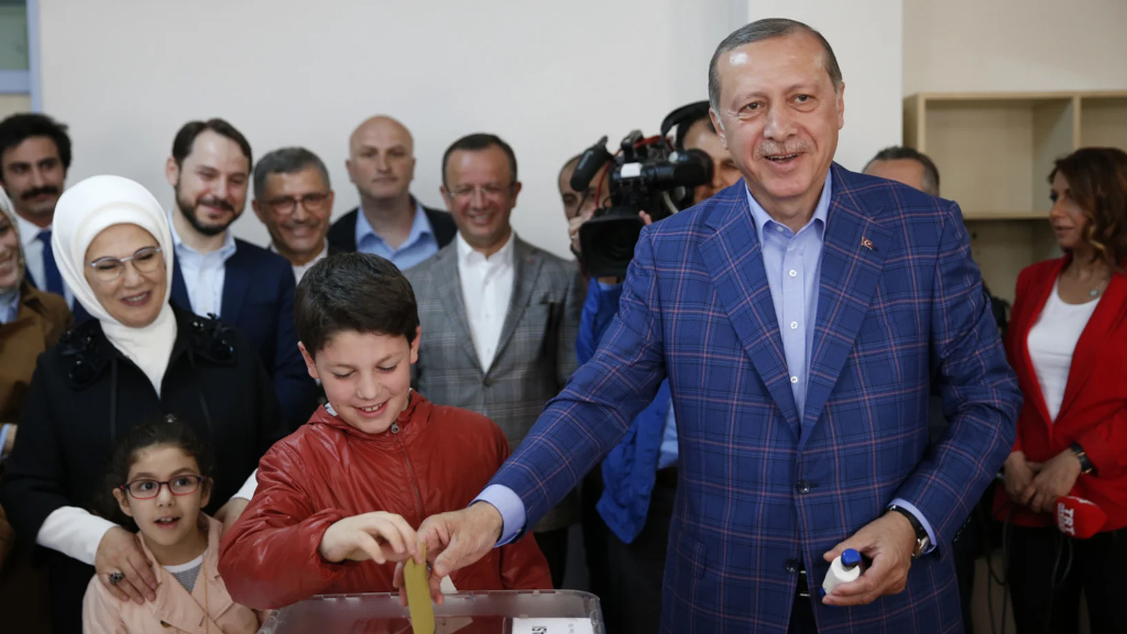 Erdoğan bei der Abgabe seiner Stimme am Sonntagmorgen in einem Istanbuler Stimmlokal. (Foto: Keystone/AP/Lefteris Pitarakis)