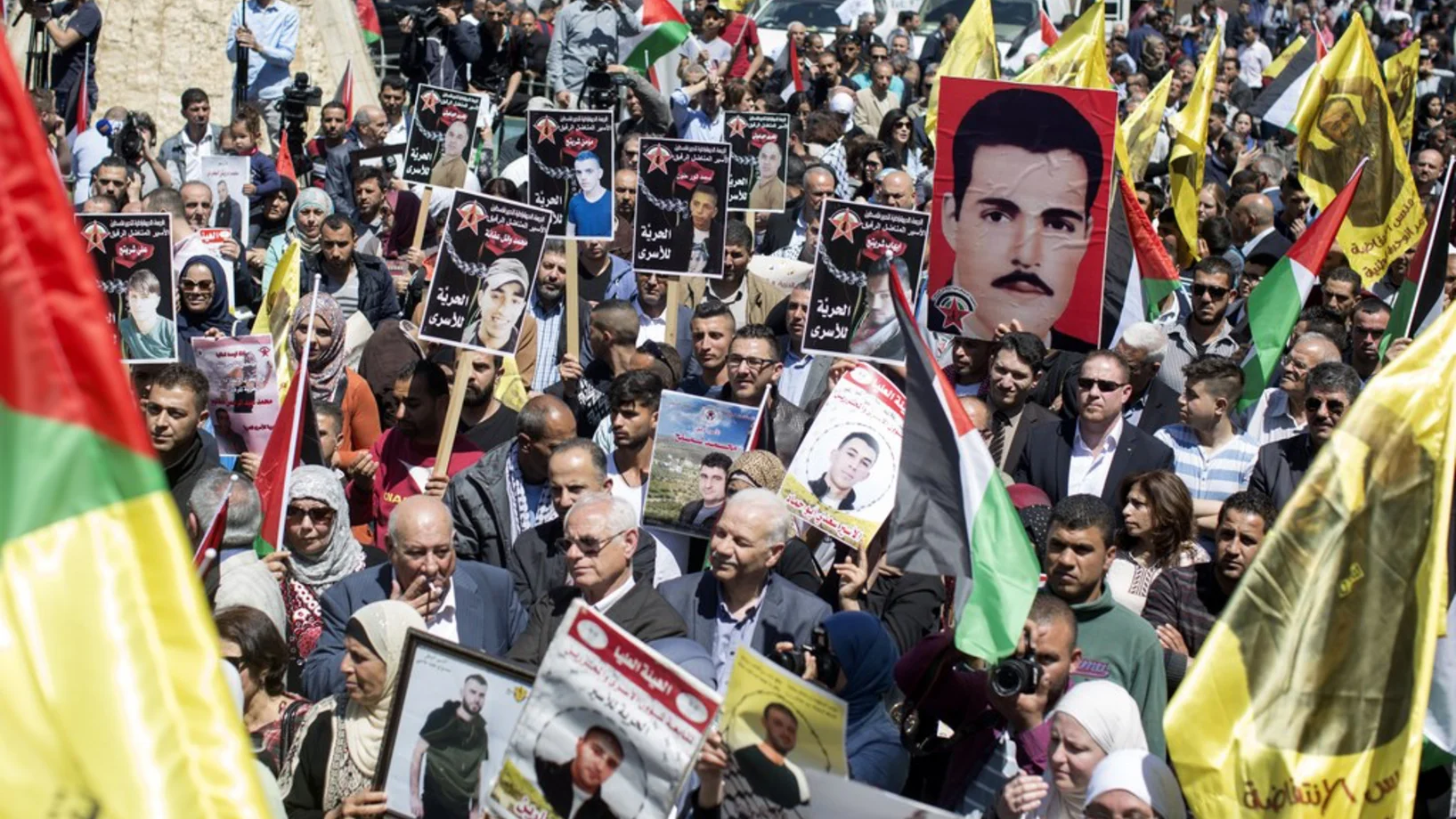 Palästinensische Familien in Ramallah auf der West Bank zeigen Bilder ihrer Verwandten, die in Israel in Haft sind. Über 1'200 der 6'500 gefangenen Palästinenser sind am 17. April in einen Hungerstreik getreten. Sie protestieren damit gegen schlechte Haftbedingungen in den israelischen Gefängnissen. (Foto vom 17. April 2017, Keystone/EPA, Atef Safadi)
