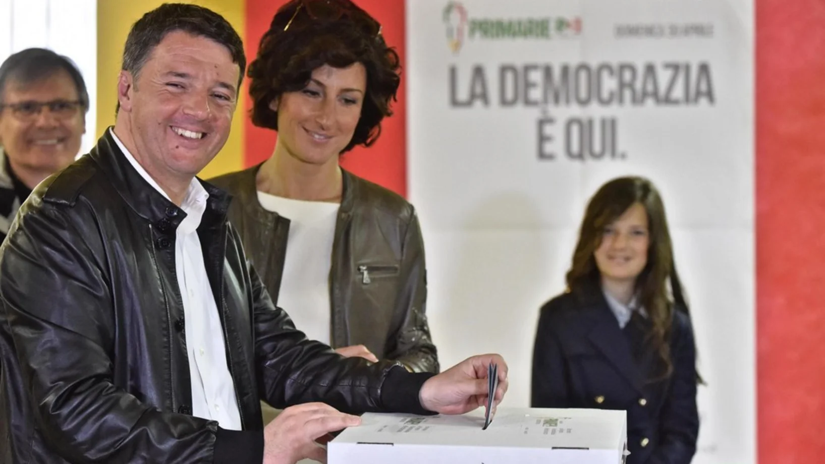 Renzi mit seiner Frau Agnese bei der Stimmabgabe in Pontassieve bei Florenz. (Foto: Keystone/EPA/Maurizio degl'Innocenti)