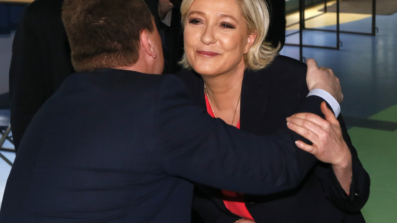 Umarmung und Küsschen vor der Stimmabgabe. Die Rechtsaussen-Kandidatin Marine Le Pen wählt am Sonntagvormittag in Hénin Beaumont in Nordfrankreich. (Foto: Keystone/AP/Michel Spingler)

