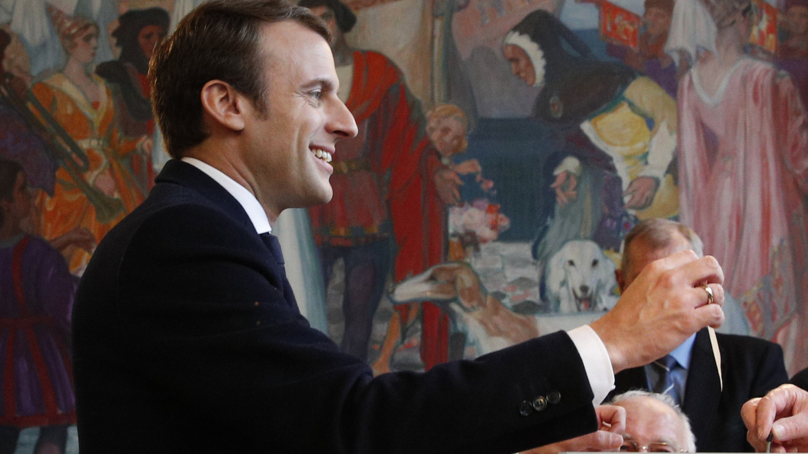 Der Sieger: Emmanuel Macron bei der Stimmabgabe am Sonntagvormittag in Le Touquet. (Foto: Keystone/AP/Christophe Ena, Pool)
