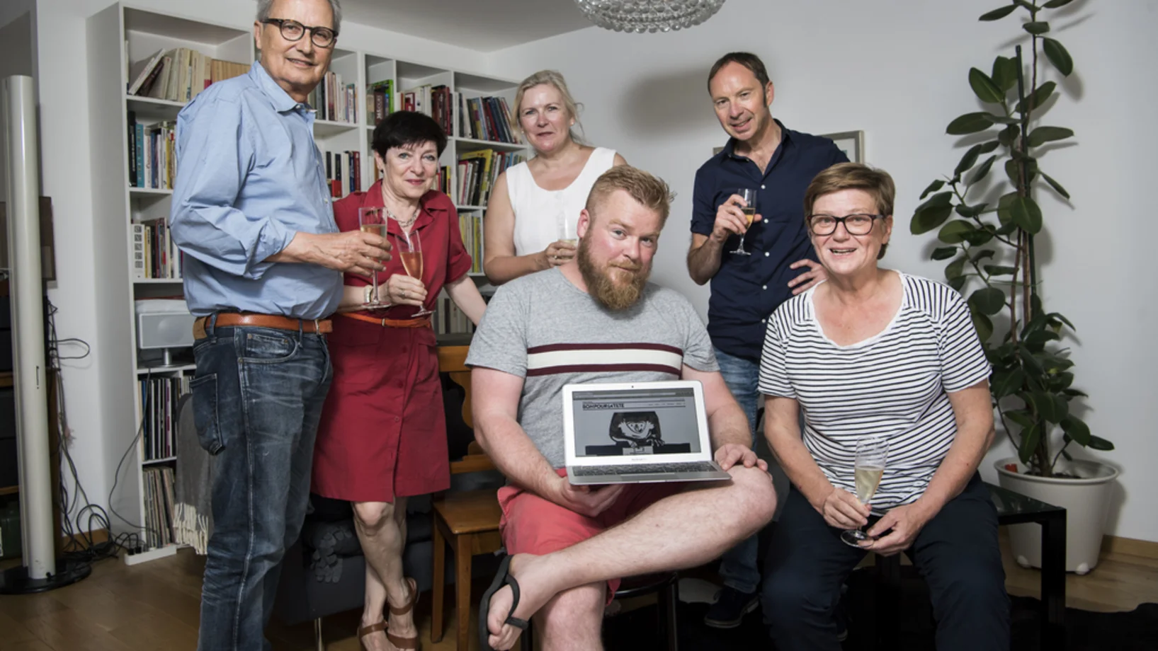 Mitglieder der Redaktionsleitung von „Bon pour la tête“, von links: Jacques Pilet, Anna Lietti, Chantal Tauxe, Cyril Hirschi, Luc Debraine und Florence Perret bei der Lancierung des neuen Mediums am 21. Juni in Pully bei Lausanne. (Foto: Keystone, Jean-Christophe Bott)

