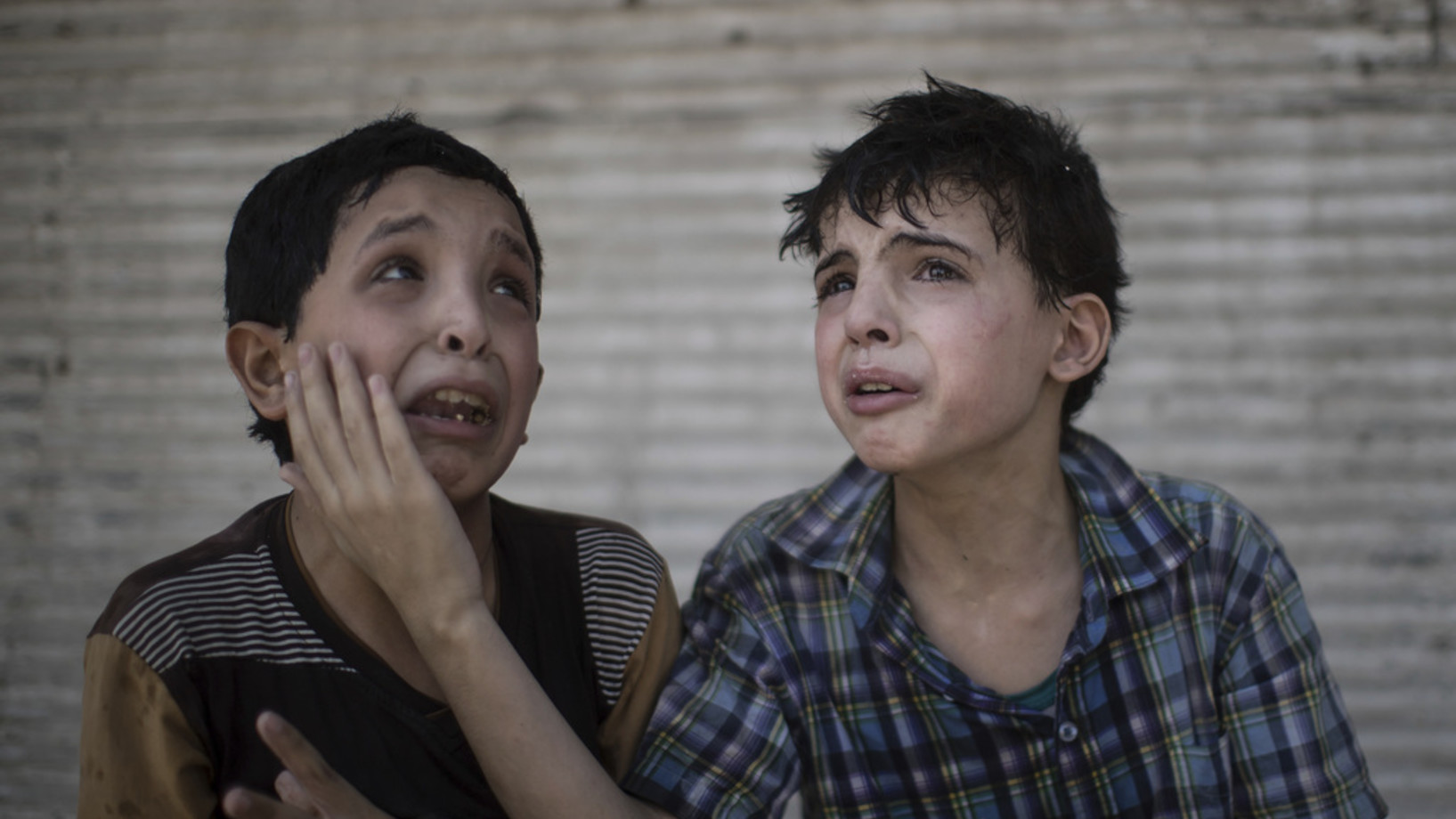 Zeid Ali (links) ist 12 Jahre alt, sein Cousin Hodayfa Ali ist 11. Ihr Haus in der Altstadt von Mosul ist während der Kämpfe eingestürzt. Die beiden Knaben sagen, einige Familienangehörige würden sich noch immer unter den Trümmern befinden. (Foto: Keystone/AP/Felipe Dana)

