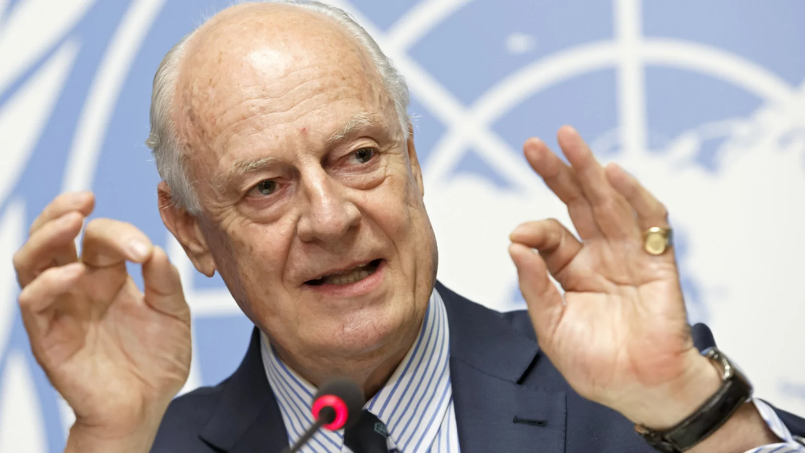 Vermittler Staffan de Mistura orientiert am europäischen Uno-Hauptquartier in Genf die Medien über die Wiederaufnahme der Syrien-Gespräche. (Foto: Keystone, Salvatore di Nolfi)
