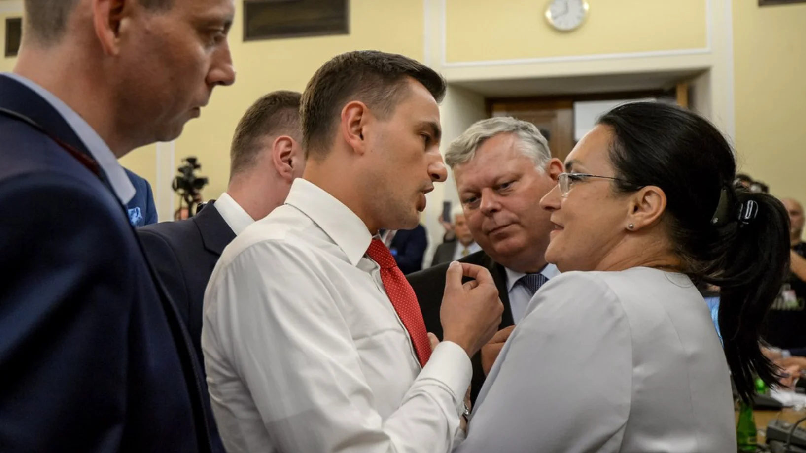 Die Mitglieder der regierenden PiS-Partei Marek Suski (m) und Izabela Kloc (r) diskutieren mit dem Vertreter der Bürgerplattform PO, Arkadiusz Myrcha (2. v. l.) während der nächtlichen Sitzung der Justizkommission des Sejm am frühen Donnerstag. Die Kommission verwarf alle Änderungsanträge der Opposition. Die EU hatte schon zuvor ihre Besorgnis über die bedrohte Unabhängigkeit der Justiz in Polen geäussert. (Foto: Keystone/EPA PAP, Marcin Obrara)