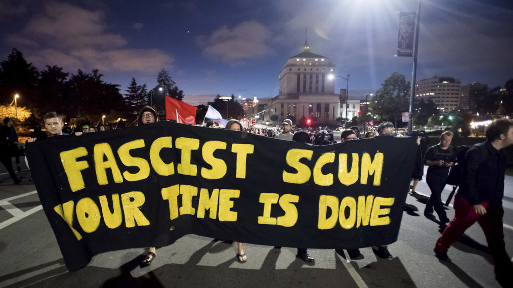 In Oakland (Kalifornien) und andern US-Städten demonstrieren Tausende gegen Rechtsextreme und Rassisten. „Faschisten-Abschaum, Eure Zeit ist vorbei“, steht auf diesem Transparent. (Foto: Keystone/AP/Noah Berger)
