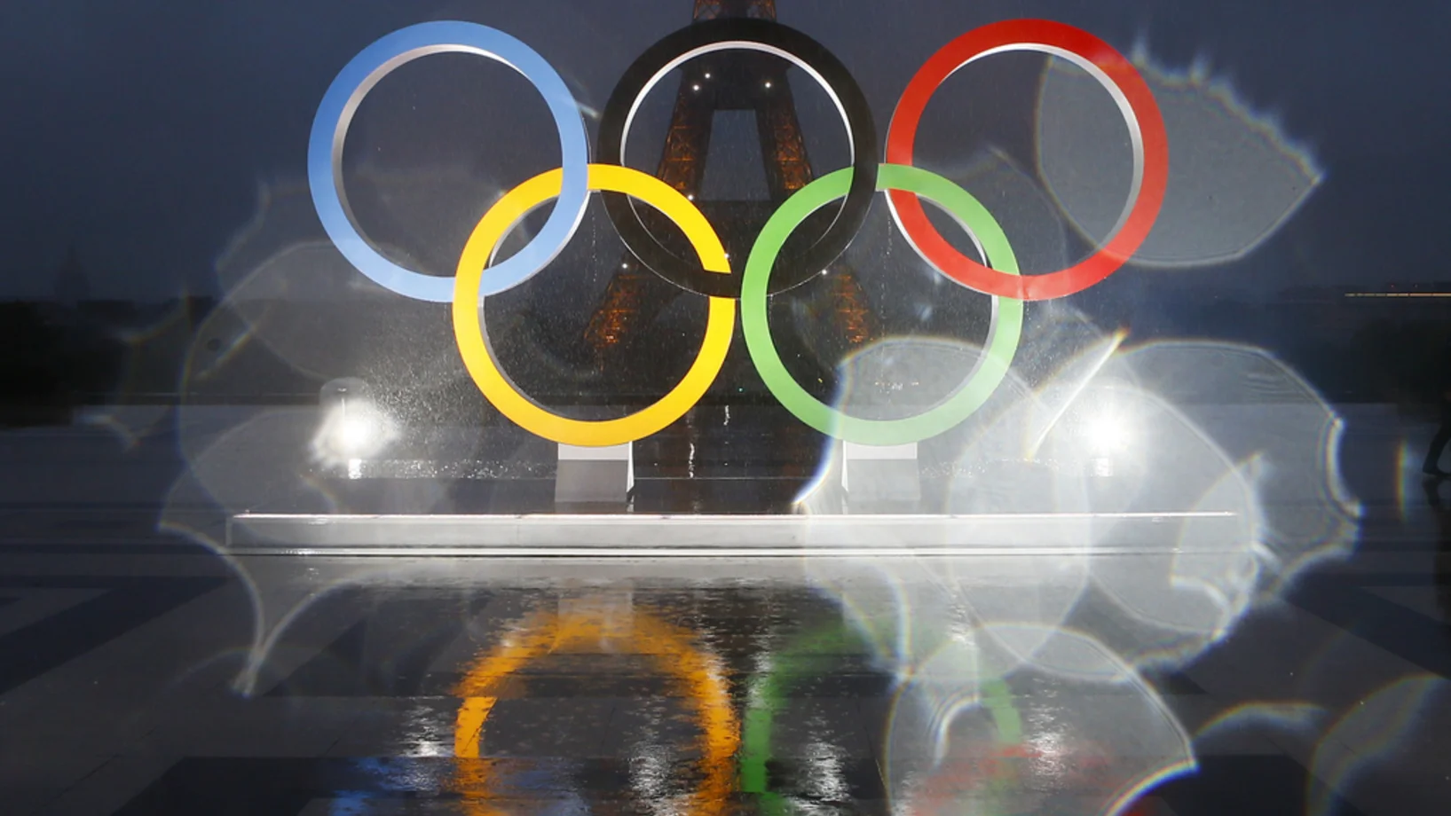Verregnete Olympia-Ankündigung auf dem Pariser Trocadéro am Mittwoch, 13. September (Foto: Keystone/AP, François Mori)