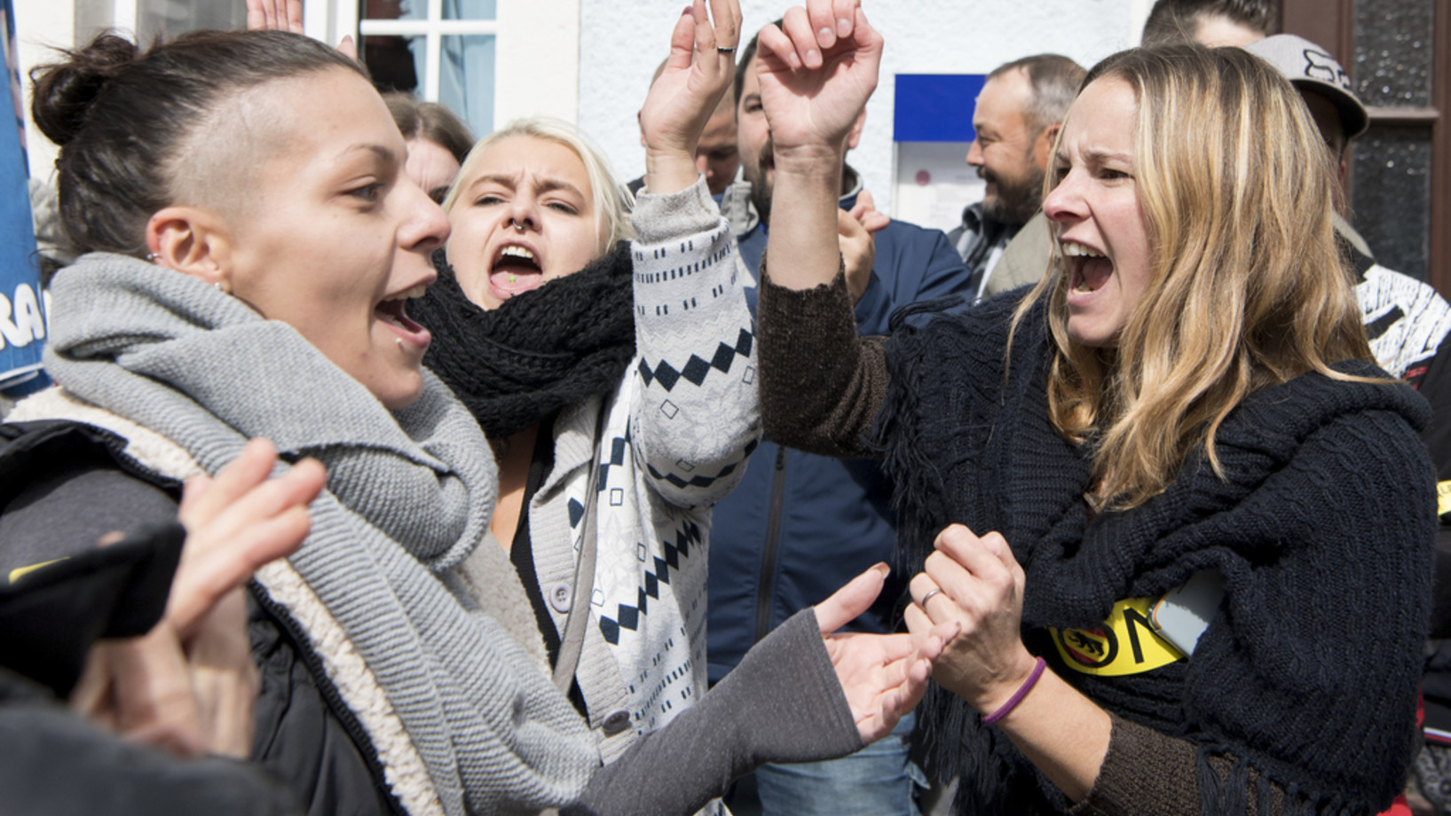 Pro-bernische Militante feiern ihren Sieg vor dem „Hotel du Jura“ im bernjurassischen Sorvilier. (Foto: Keystone/Anthony Anex)


