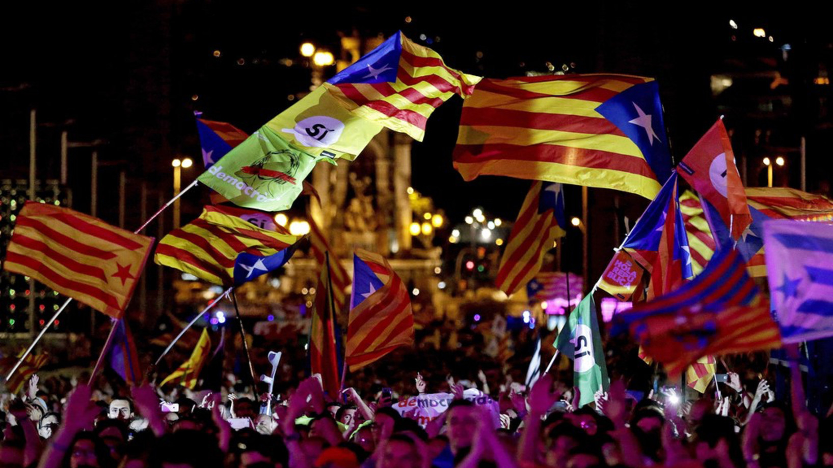Massen demonstrieren in Barcelona für das katalanische Unabhängigkeits-Referendum, das vom spanischen Verfassungsgericht für illegal erklärt worden ist. Foto: Keystone/EPA EFE, Alberto Estevez
