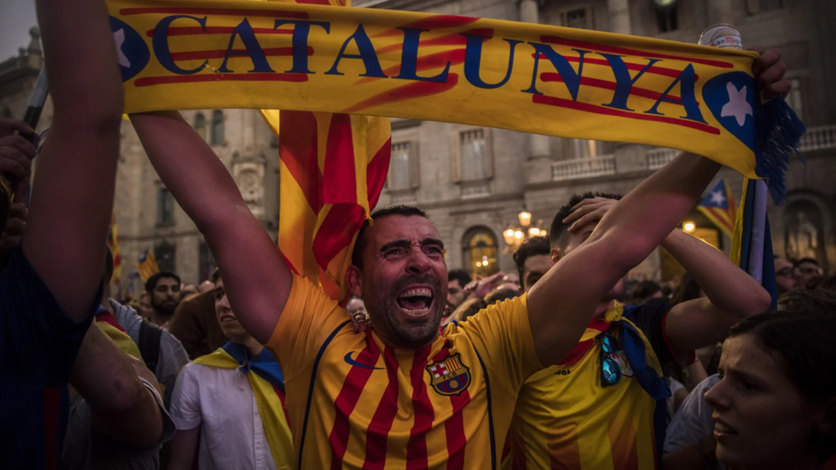 Zehntausende feiern in der Nacht zum Samstag in den Strassen Barcelonas. (Foto: Keystone/AP/Sabit Palacios)

