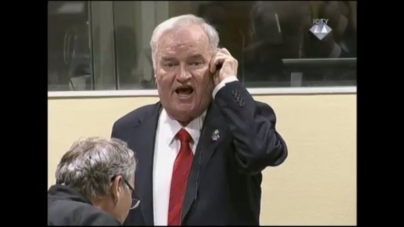 Ratko Mladić schreit am 22. November während der Urteilsverkündigung in Den Haag den Richter an. (Foto: Keystone/EPA/ICTY)