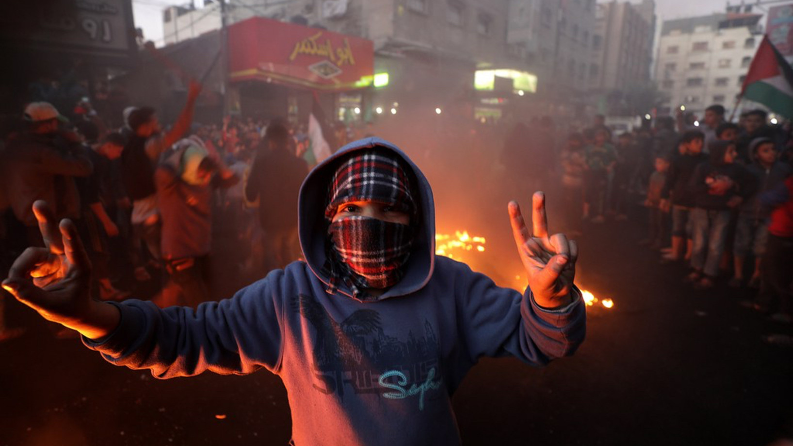 Palästinenser im Flüchtlingslager Jabaliya im nördlichen Gazastreifen demonstrieren gegen Trumps Entscheid, Jerusalem als israelische Hauptstadt zu anerkennen. In der gesamten muslimischen Welt ist es zu heftigen Protesten gekommen. (Keystone/EPA, Mohammed Saber) 
