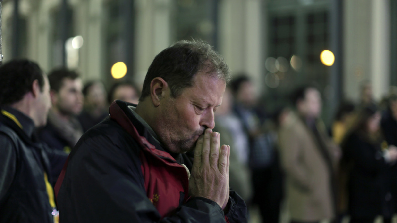 Der 60-jährige Sergi betet am Donnerstagabend in Barcelona für die Unabhängigkeit Kataloniens. Mit Erfolg. (Foto: Keystone/AP/Emilio Morenatti)