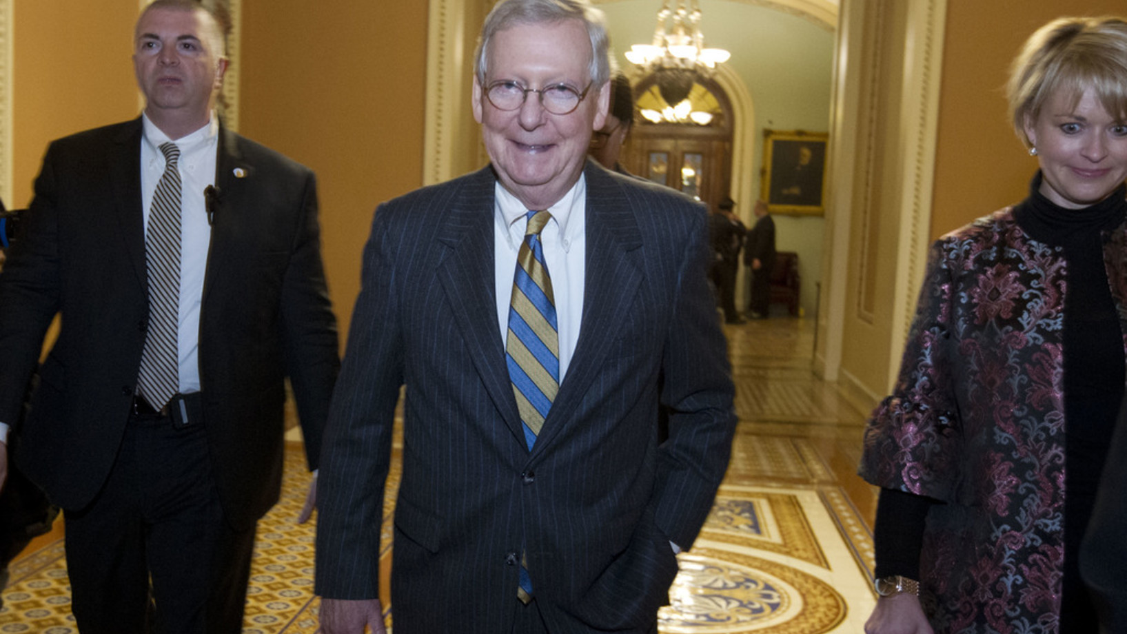 Eigentlich hätte er nichts zu lachen: Der republikanische Mehrheitsführer im Senat, Mitch McConnell (Kentucky), nach dem Shutdown am Samstag früh. (Keystone/AP/Luis Magana)