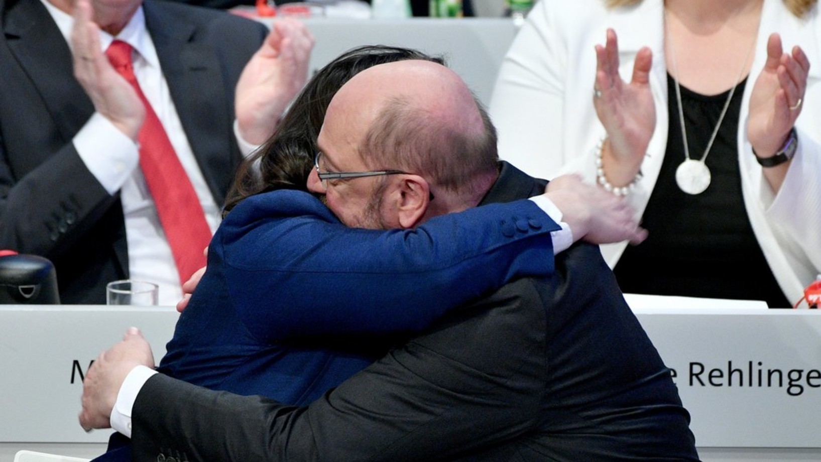 Aufatmen: SPD-Parteichef Martin Schulz und die SPD-Fraktionsvorsitzende Andrea Nahles umarmen sich nach der gewonnenen Abstimmung. (Foto: Keystone/EPA/Sascha Steinbach)