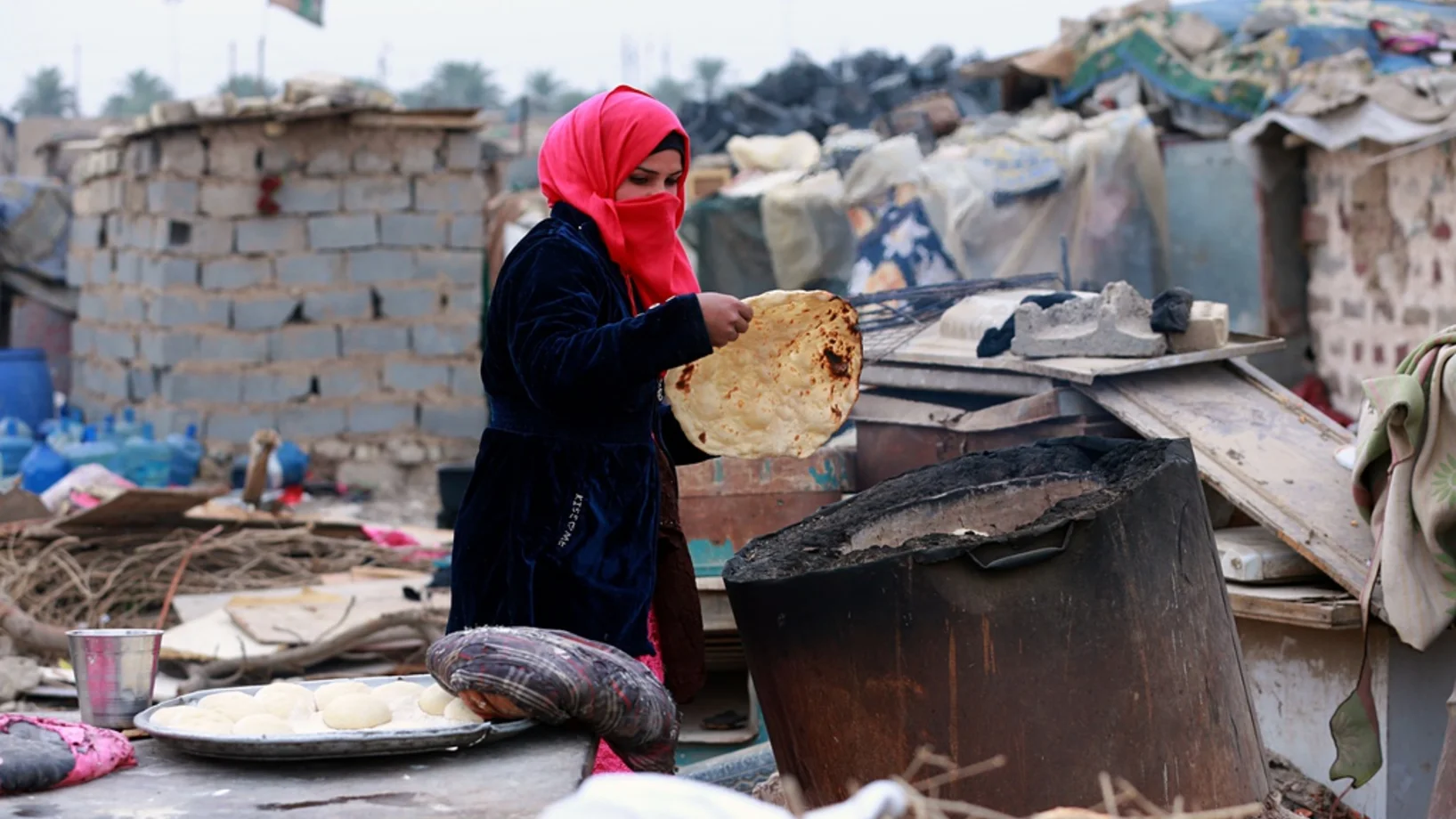 Der Wiederaufbau im Irak kommt kaum vorwärts. Umm Salem haust noch immer in einem Lager ausserhalb von Bagdad und kann nicht in ihr Dorf zurückkehren. An einer Geberkonferenz in Kuweit sagte der irakische Planungsminister am Montag, für den Wiederaufbau des vom Krieg zerstörten Landes wären 88 Milliarden Dollar nötig. (Foto: Keystone/Hadi Mizban)