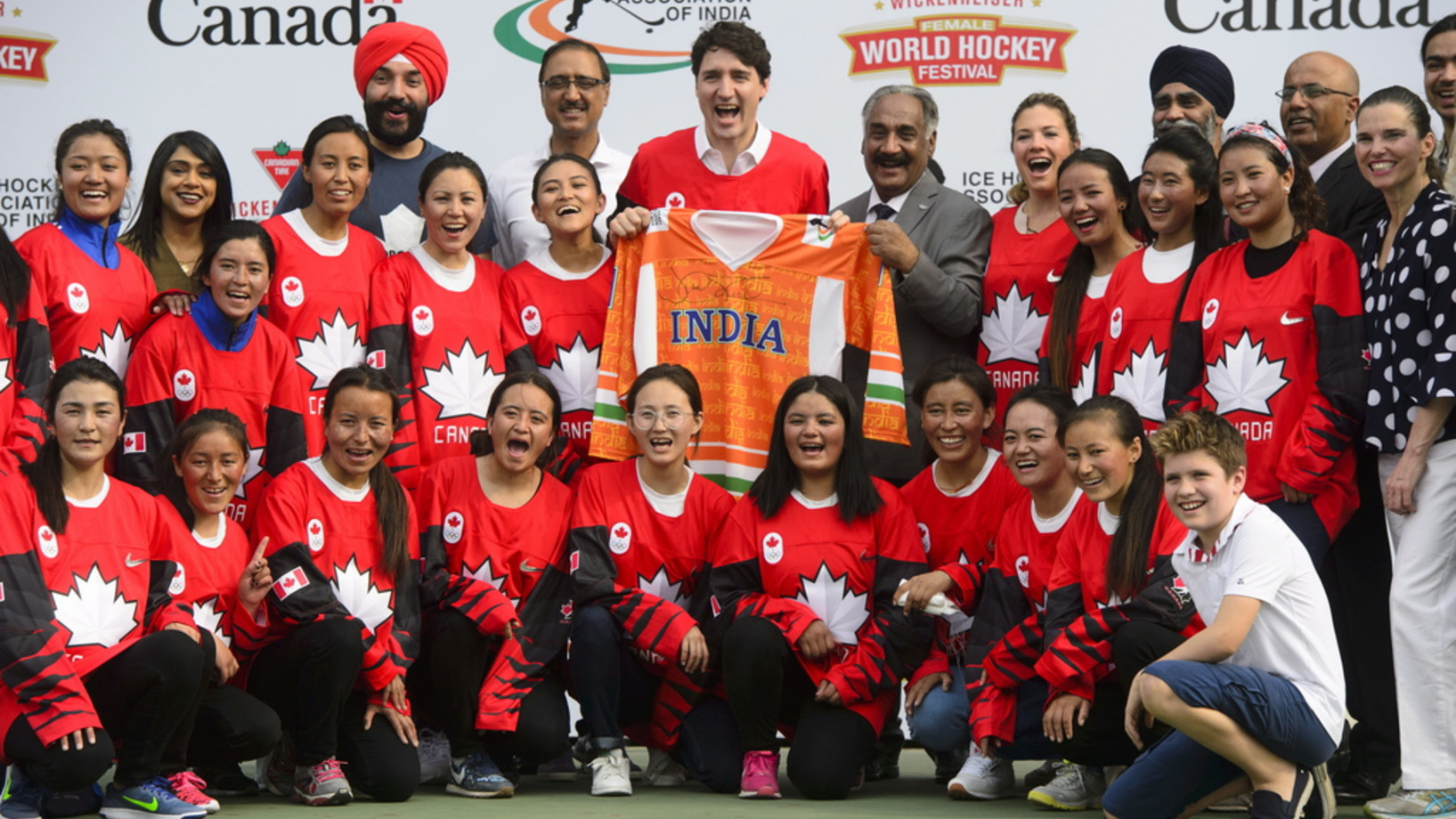 Der kanadische Premier Justin Trudeau mit dem indischen Nationalteam im Frauen-Eishockey am 24. Februar in New Delhi  (Keystone/The Canadian Press via AP, Sean Kilpatrick)
