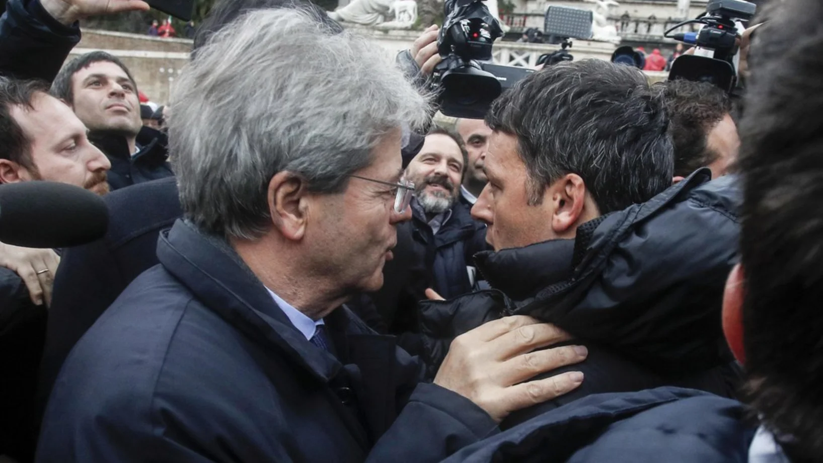 Italiens Ministerpräsident Paolo Gentiloni und sein Vorgänger Matteo Renzi an der Kundgebung in Rom (Foto: Keystone/AP/Ansa/Giuseppe Lami)