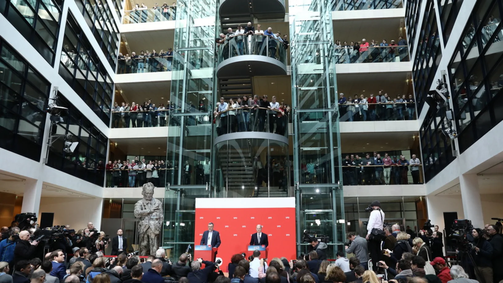Olaf Scholz, stellvertretender SPD-Vorsitzender und Erster Bürgermeister von Hamburg (rechts), verkünden das Ergebnis des SPD-Mitgliedervotums im Berliner Willy-Brandt-Haus. Neben ihm Dietmar Nietan, Schatzmeister und Chef der Zählkommission. (Foto: Keystone/DPA/Kay Nietfeld)
