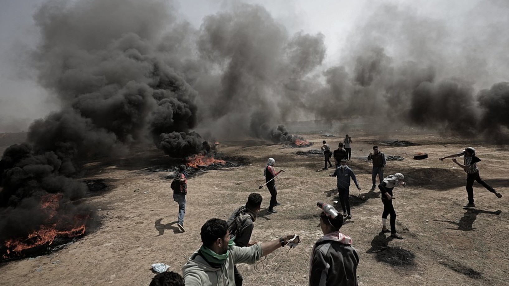 Palästinensiche Demonstranten am Freitag östlich des Jabaliya-Flüchtlingslagers. (Foto: Keystone/EPA/Mohammed Saber)